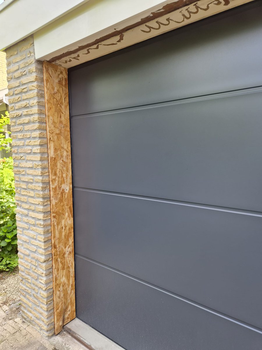 EasyEbikes's tweet photo. 🚪🔧 Vandaag de zijkanten van een garagedeur strak afgewerkt met zetwerk in Noordwijkerhout.
😎✨
Ook interesse in een nette afwerking van uw garagedeur? Vraag een vrijblijvende offerte aan! 🚪🏠📞0625 4142 00 https://t.co/K8iZMBHRFD