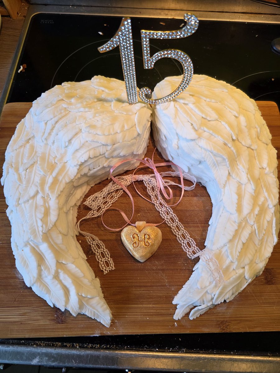 Lissarria's tweet photo. Madison Beer themed Birthday cake for my daughter this past weekend! @madisonbeerhq @0hhgemini https://t.co/qTea69irjZ