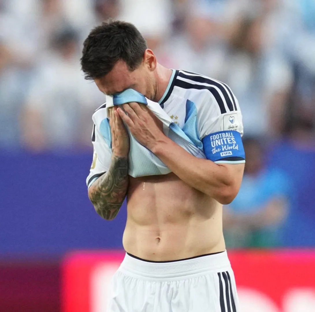 psg__chief's tweet photo. 🚨 JUST IN 🚨

The reason behind the Leo Messi's tears after his goal last night was because his father is not doing well health-wise, He hasn't been well for several months now. ✍️@edufeiok #leomessi https://t.co/wq11vVRtuh