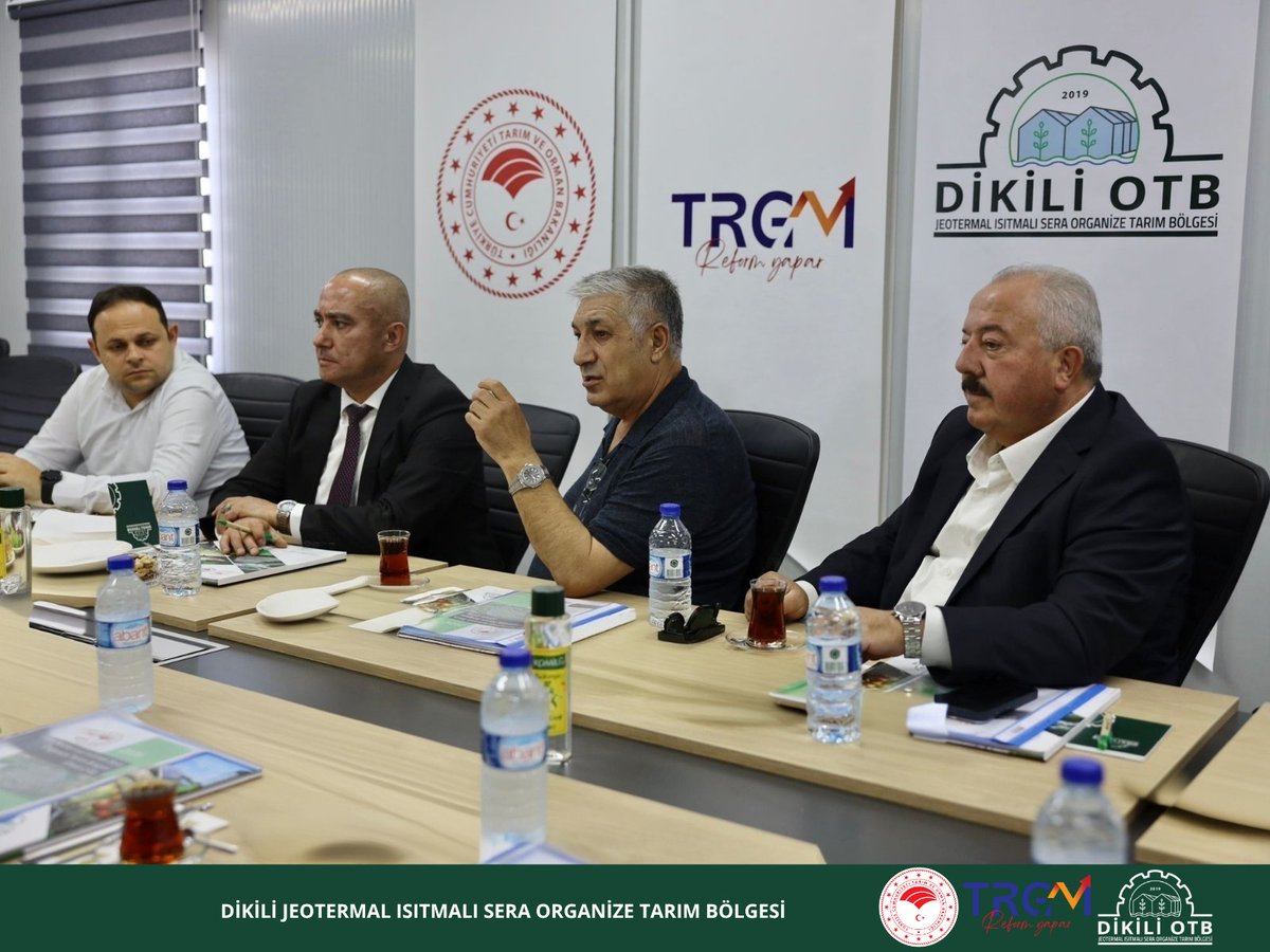 DikiliOtb's tweet photo. Cumhurbaşkanlığı Strateji ve Bütçe Başkanlığı Tarım Dairesi Başkanı Dr. Hakan Günlü, T.C. Tarım ve Orman Bakanlığı İzmir İl Tarım ve Orman Müdürü Kahraman Akdoğan, Avrupa Birliği ve Dış İlişkiler Genel Müdürlüğü İdari İşler ve Koordinasyon Daire Başkanı Kemal Ünlü ile Strateji Geliştirme Başkanlığı Yönetim Bilgi Sistemleri ve İstatistik Daire Başkanı Abdullah Vural, Dikili Jeotermal Isıtmalı Sera Organize Tarım Bölgemizi ziyaret ederek sahada incelemelerde bulundu.

Yönetim Kurulu Başkanımız Mehmet Şahin Çakan ve Yönetim Kurulu Üyemiz Ercan Korkmaz’ın ev sahipliğinde gerçekleşen ziyarette, Bölge Müdürümüz Samet Başeğmez tarafından bölgemizi anlatan kapsamlı bir sunum gerçekleştirildi. 

Sunumun ardından heyet, bölgemizde yürütülen altyapı çalışmaları ile yatırım sürecine ilişkin incelemelerde bulunarak devam eden faaliyetler hakkında bilgi aldı. Saha gezisi kapsamında üretim alanları ve teknik altyapı yerinde değerlendirilirken, Organize Tarım Bölgemizin mevcut durumu, gelişim süreci ve gelecek dönem hedefleri üzerine görüş alışverişinde bulunuldu.