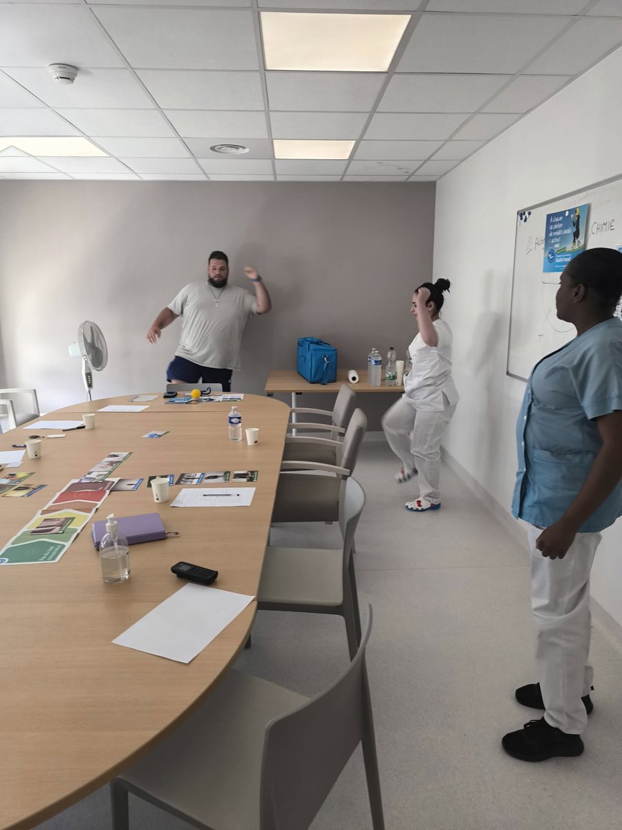 AesioSante's tweet photo. 🌿 Semaine de la Qualité de Vie et des Conditions de Travail (QVCT)

Chez AÉSIO Santé, la qualité de vie au travail est une priorité au quotidien. À l’occasion de la Semaine QVCT, nos établissements se sont mobilisés à travers plusieurs initiatives favorisant le bien-être, la santé et l’engagement des professionnels.

🏃‍♀️ Dans la Loire, la Haute-Loire et le Puy-de-Dôme, les équipes participent au challenge Biped pour encourager l’activité physique et renforcer la cohésion entre collègues.

👥 En Ardèche et dans la Drôme, des managers ont participé aux webinaires proposés par l’ANACT afin d’enrichir leurs pratiques et de poursuivre la construction d’environnements de travail favorisant l’épanouissement des équipes.

🧠 Enfin, à Valence, le théâtre-débat « Bourrage Papier » a permis d’aborder de manière originale des sujets essentiels tels que la santé mentale, la charge mentale, l’équilibre entre vie professionnelle et vie personnelle et la prévention des risques psychosociaux.

Au-delà de cette semaine de sensibilisation, AÉSIO Santé déploie tout au long de l’année de nombreuses actions en faveur de la qualité de vie et des conditions de travail.

🤸‍♂️ À la Cité des Ainés de Valence, le programme Justin’Moov, développé avec l’association Siel Bleu, accompagne les professionnels grâce à des séances d’activité physique adaptée et des ateliers dédiés à la prévention, aux mobilités actives et aux bonnes pratiques au travail.

💡 À la Résidence Mutualiste Les Tilleuls à La Grand-Croix, le recours aux exosquelettes auprès des équipes soignantes contribue à réduire la pénibilité physique, prévenir les troubles musculo-squelettiques et améliorer le confort au travail.

Ces actions s’inscrivent dans une démarche globale portée par AÉSIO Santé pour accompagner ses collaborateurs : soutien psychologique, formations aux Premiers Secours en Santé Mentale, prévention de l’usure professionnelle et sensibilisation continue aux enjeux de santé au travail.

✨ Merci à l’ensemble des équipes qui s’engagent chaque jour pour faire de la qualité de vie au travail une réalité concrète au service des professionnels et de la qualité de l’accompagnement.

#QVCT #AESIOSante #QualiteDeVieAuTravail #BienEtreAuTravail #SantéMentale #Prévention #Innovation #Engagement #PrendreSoin