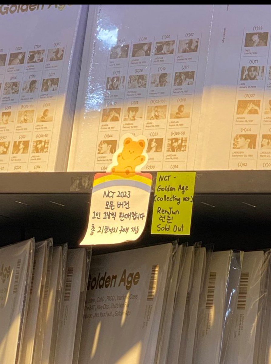 yellowarnaku_'s tweet photo. Nih yg dikata gak laku 🤣 Dulu gue keinget bgd beli di GO, tuh go smpe ngasih waktu buat cepet2an bayar dia muterin toko2 album korea krn sold out semua yg versi renjun. Tiap restock gak lama nipis jumlahnya. Ini event pusat loh ya 🤣 https://t.co/9tgb54J4pN