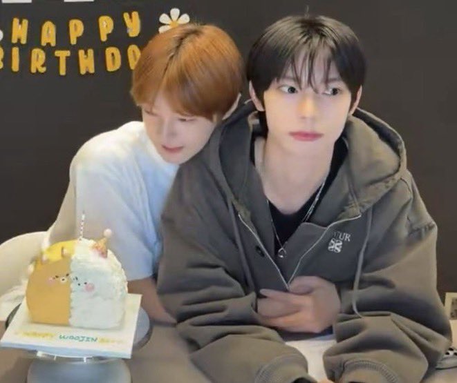 bbyam0704's tweet photo. 이런 사소한 스킨십 좋아함
가까이 있는게 존나당연한커플 그거 읒맆이잖아 처하자. https://t.co/1FOwsBDKr9