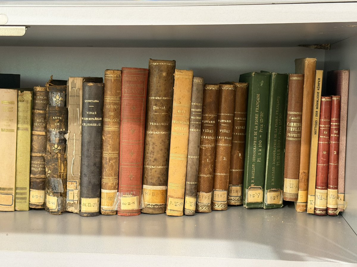 esquerratgn's tweet photo. 📔 La consellera @MariaRoigAlsina ha visitat l’@Ins_IAMF per conèixer la tasca d’investigació, recuperació i indexació del material bibliogràfic històric del centre, un dels més antics de Catalunya.

🔬 Tanmateix, el centre ha transmès les seves necessitats per museïtzar part del seu material històric i donar a conèixer el llegat de Martí i Franquès.