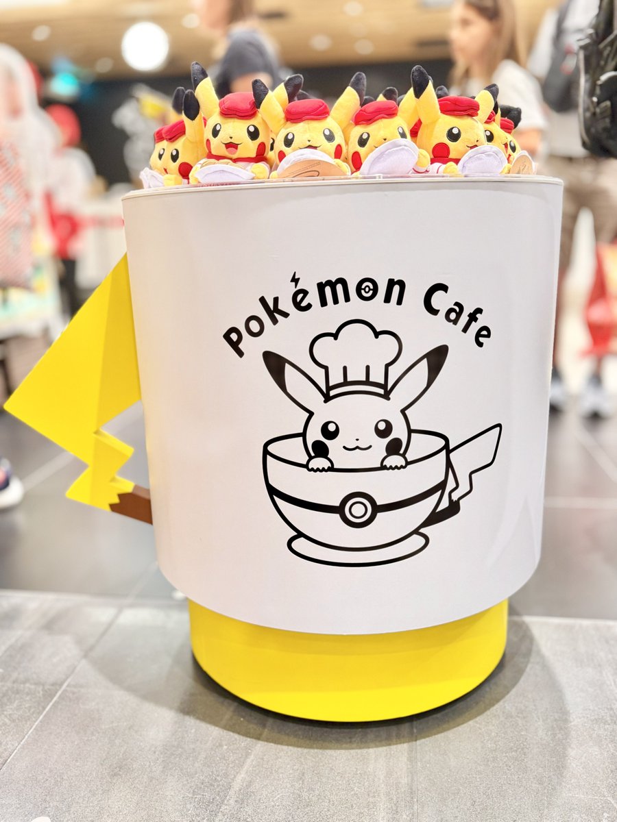 物販のぬい什器が可愛い！！ ピカブイのマグカップ型になってる