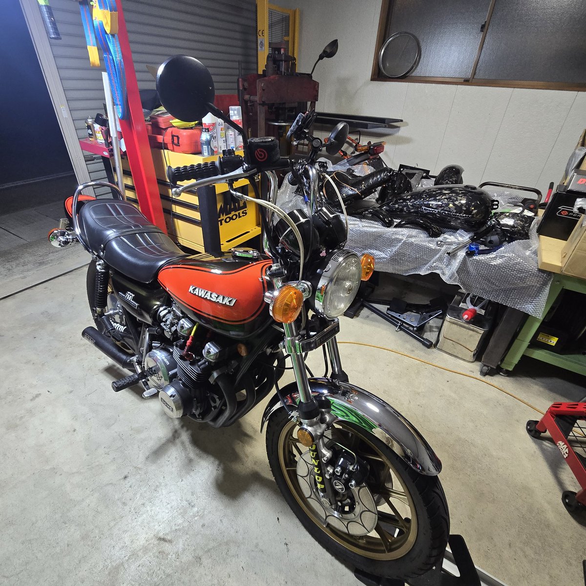 Kiyoshi_Rocket3's tweet photo. ☆本日のWORK☆

Z2仕様のザッパー６５０のハンドル&amp;グリップ交換

ハーレーFXBRブレイクアウトフルカスタムにサンダーバイクのチンスポイラー装着しました(｀･ω･´)ゞ

#ハーマンワークス 
#ハーレー 
#サンダーバイク 
#ザッパー 
#フルカスタム https://t.co/4WK0amYBFW