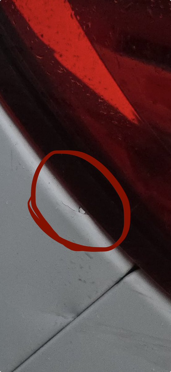 gest_re's tweet photo. @bmthluca Parece porra nenhuma mas isso aqui denuncia que já houve colisão e que ali tem massa. Pra mexer nesse tipo de situação tem que desplacar o material antigo e por material novo, fora outros pontos como calafetação etc etc. pra leigo parece nada demais mesmo. https://t.co/MacSplVC1L