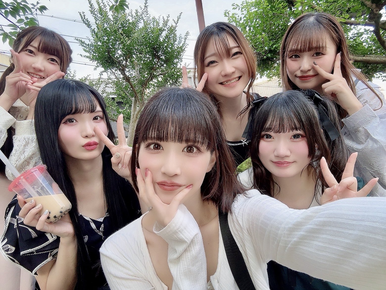 2 pic. 名古屋で自撮りしてたらメンバーがどんどん写りにきたかわいい思い出 https://t.co/1hh8duw7no