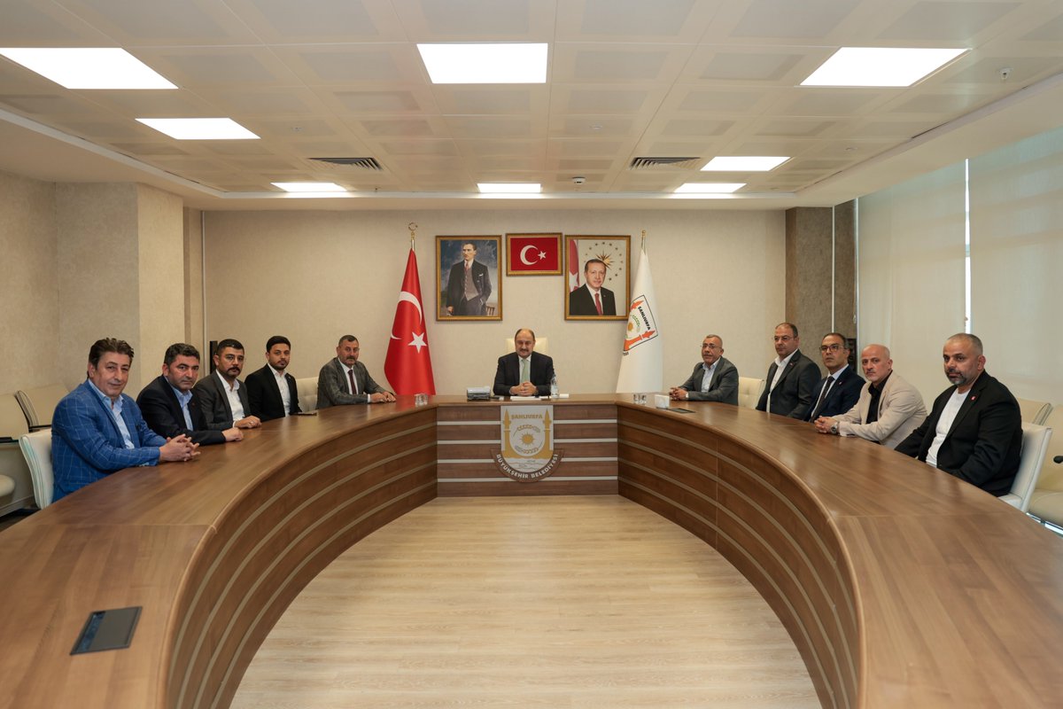 sanliurfabld's tweet photo. Milliyetçi Hareket Partisi (MHP) Şanlıurfa İl Başkanı Osman Mutlu ve yönetim kurulu üyeleri, Şanlıurfa Büyükşehir Belediye Başkanımız Mehmet Kasım Gülpınar’ı ziyaret etti.

Başkanımız Gülpınar, göreve yeni atanan İl Başkanı Mutlu ve yönetimini tebrik ederek görevlerinde başarılar diledi; şehrimizin ortak menfaatleri doğrultusunda istişare ve iş birliğinin önemini vurguladı.

Nazik ziyaretleri için teşekkür eder, kendilerine görevlerinde başarılar dileriz.