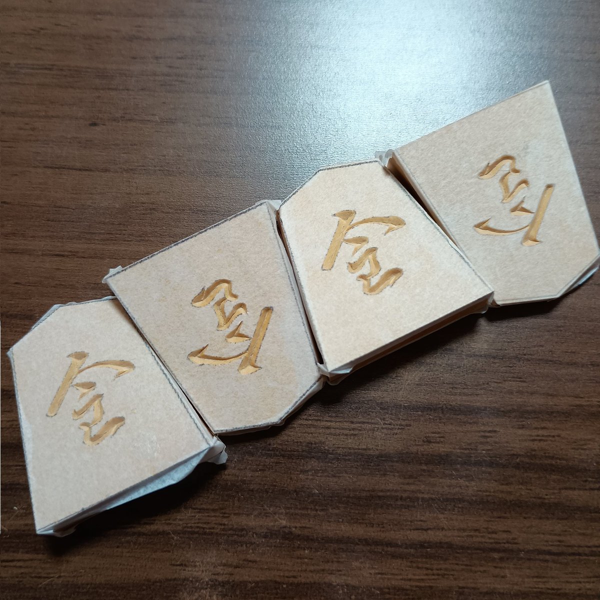toshiyaf's tweet photo. 今夜はここ迄にします。
「成桂」完了
「金将」着手しました。

#彫り将
#駒作り
#駒
#将棋
#風波 https://t.co/4D82jsXe3E