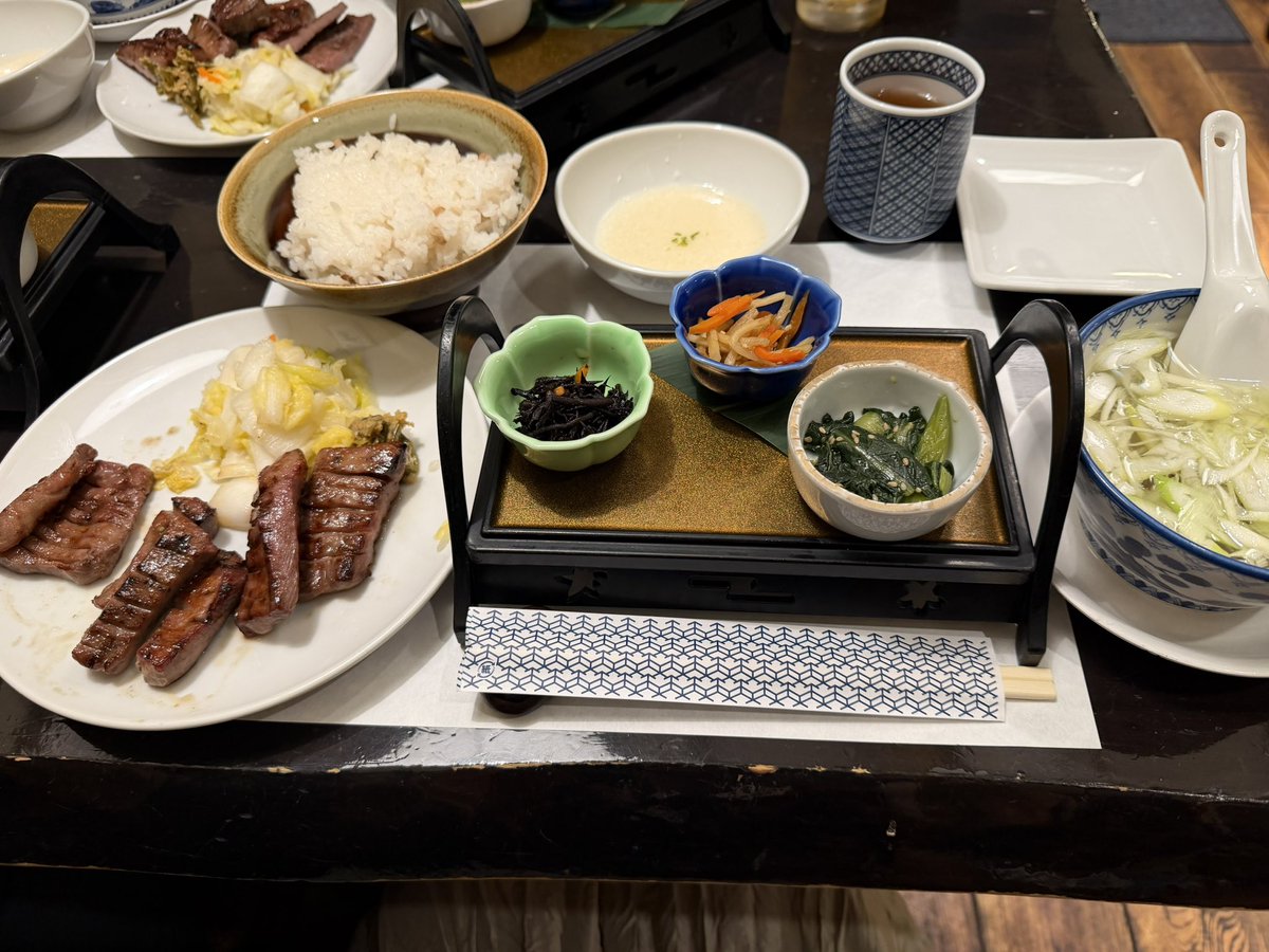tomos53's tweet photo. 出張で仙台に行って来ました🚅
去年、倫也くんの大千穐楽前に食べた牛タンが忘れられず善治郎へ😋
めっちゃ美味しかった〜‼️
大好きなシーラカンスモナカも！
シーラカンスタマゴも買ってみた。
パイ生地の中にバターと餡子がずっしり… 悪魔の食べ物でした🤤
舞台の解禁まだかなぁ… https://t.co/en3v2FOWCp