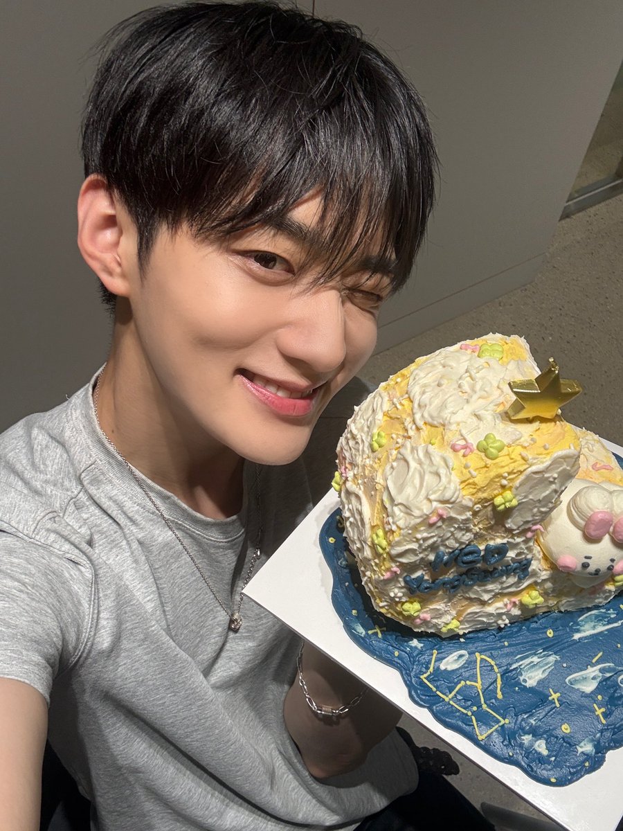 the_verivery's tweet photo. [📸]
2026.06.17
#HAPPYYONGSEUNGDAY 🎂

베러들의 축하로 더욱 빛난 하루✨
행복한 미소로 가득했던 용승의 생일🐰

#베리베리 #VERIVERY #VRVR
#묭승이_생일축하하는날
#여름밤_별처럼_빛나는_용승데이 https://t.co/DVtv4YkcOx