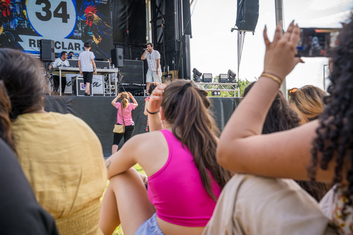 unirioja's tweet photo. 🎞️| Este martes, 16 de junio, se ha celebrado junto al Polideportivo de la UR la I Batalla Campus UR de improvisación freestyle presentado por el DJ profesional de Los40 Urban @Los40Urban España, Ramsés López el Faraón @RamsesLopezFM
@RadioRioja #PTRUR #CampusValleLenguaUR
Desde aquí de te puedes descargar todas las imágenes⬇️
https://t.co/q8YGvSCcrA