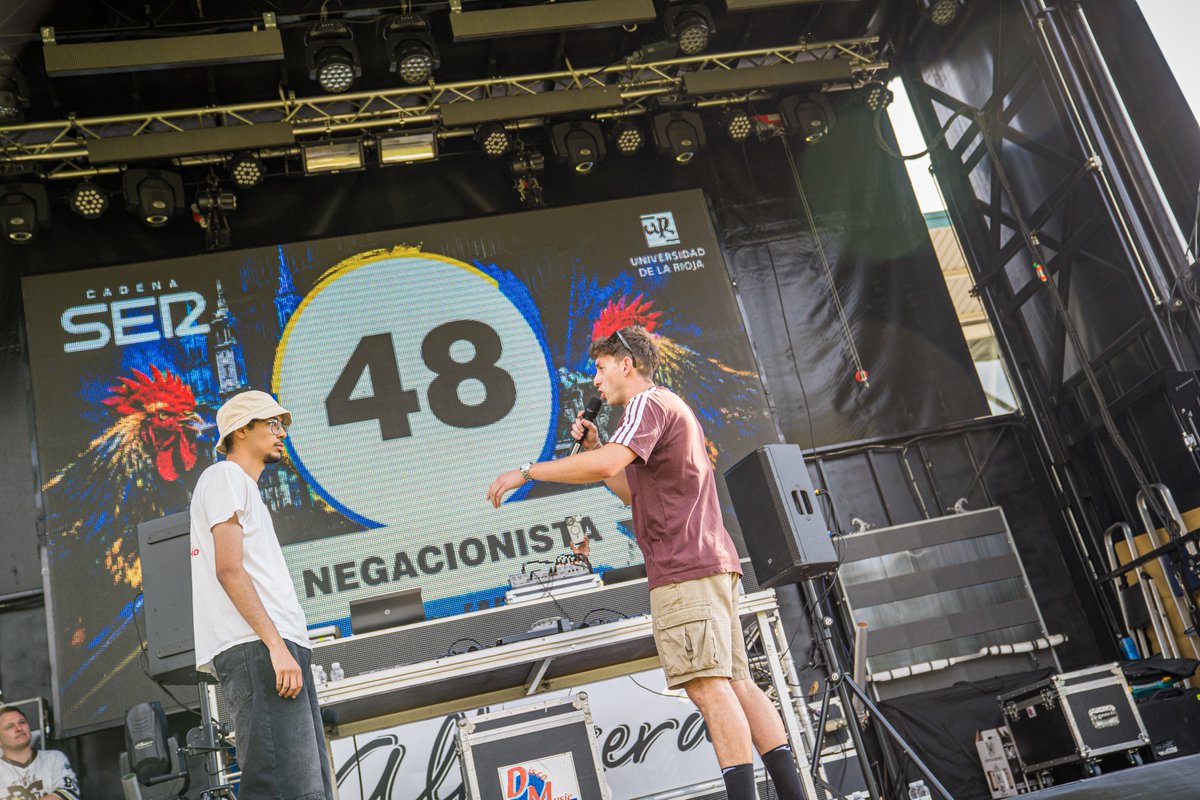 unirioja's tweet photo. 🎞️| Este martes, 16 de junio, se ha celebrado junto al Polideportivo de la UR la I Batalla Campus UR de improvisación freestyle presentado por el DJ profesional de Los40 Urban @Los40Urban España, Ramsés López el Faraón @RamsesLopezFM
@RadioRioja #PTRUR #CampusValleLenguaUR
Desde aquí de te puedes descargar todas las imágenes⬇️
https://t.co/q8YGvSCcrA