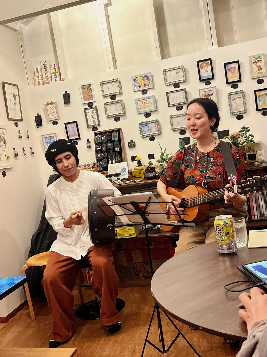 BebeSwallowtail's tweet photo. 京都二条　ワタシノ
ワタシノふたりてんてん展へ
小川賀子さんの歌声を聞くのは、
意外と久しぶりで。。。
可愛らしくてとても豪華な時間でした。 https://t.co/P7UeGbmxoe