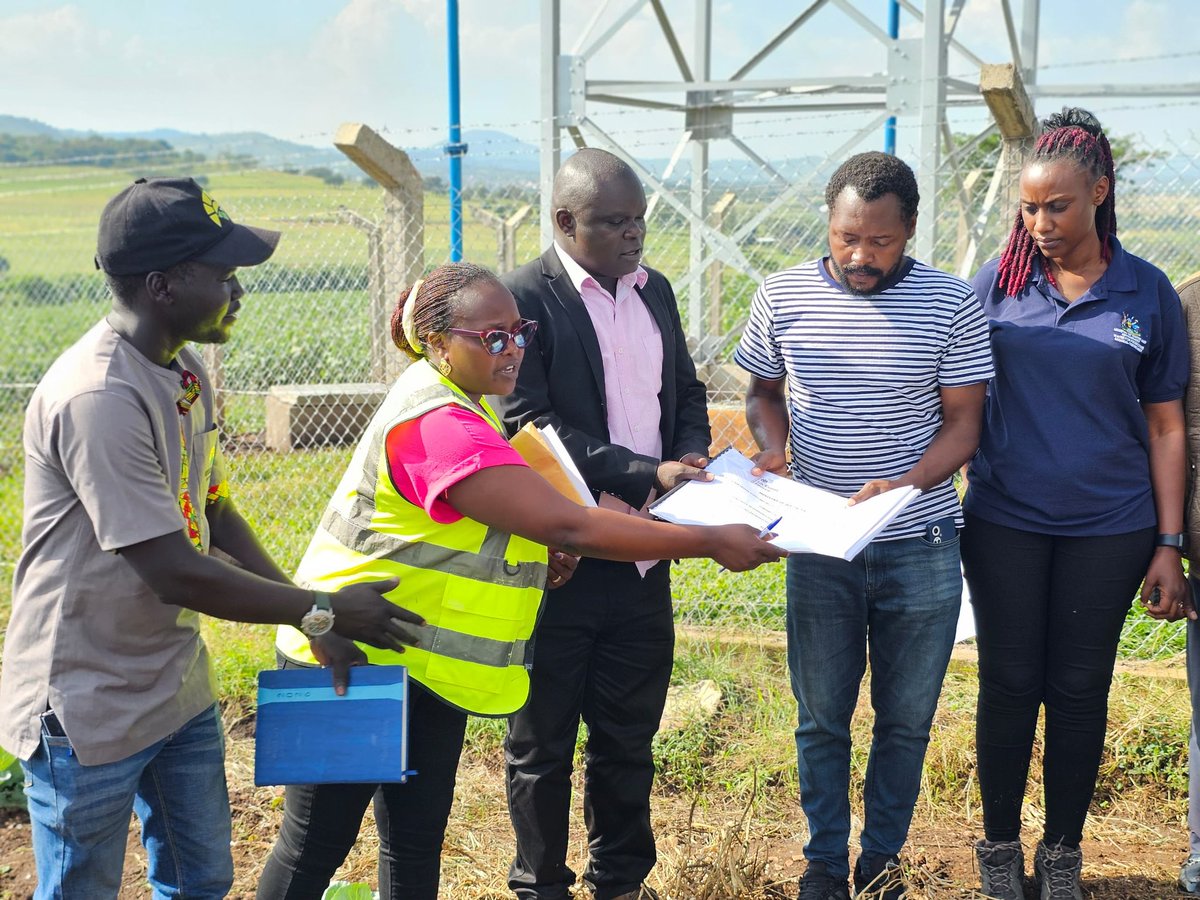 min_waterUg's tweet photo. #MWEworks: @min_waterUg through Water for Production Regional Centre-West handed over Nyabweya, Rubarika, and Ibuga Solar-Powered Irrigation Schemes to District Leaders and beneficiaries in Kabarole, Bunyangabu, and Kasese Districts respectively for Operation and Maintenance. https://t.co/LMas24Vg9I