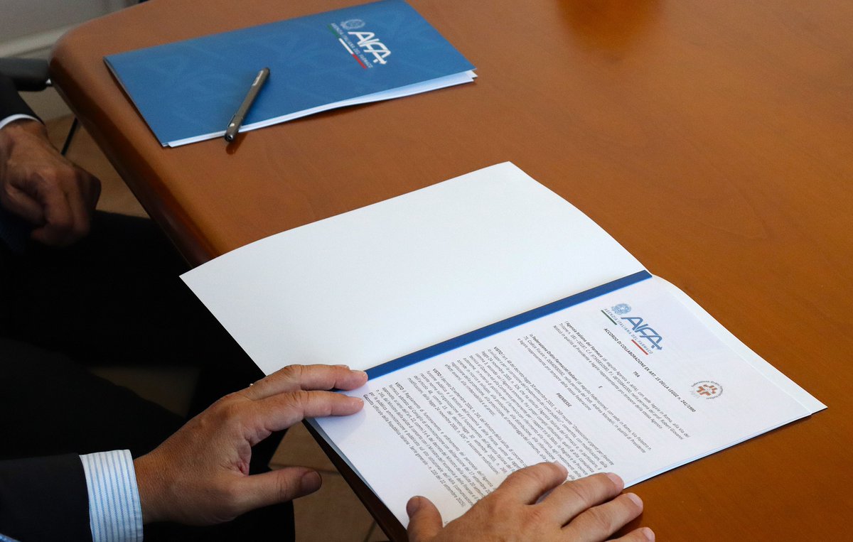 Aifa_ufficiale's tweet photo. 🤝Firmato oggi l’accordo di collaborazione tra l’Agenzia Italiana del Farmaco e #FOFI: un’intesa triennale per promuovere iniziative congiunte in ambito tecnico-specialistico e regolatorio e sviluppare nuove soluzioni digitali a supporto dell'assistenza farmaceutica. https://t.co/rbEZgAZscC