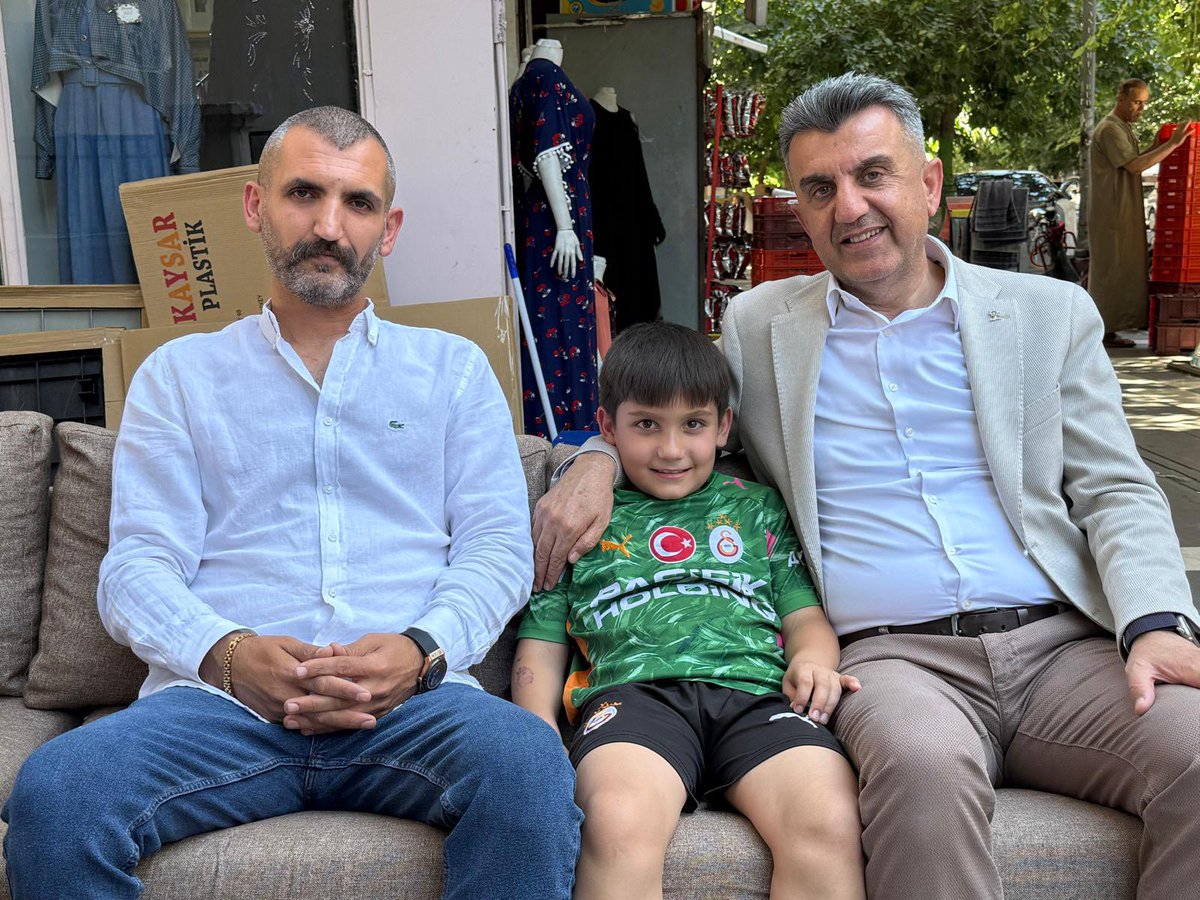 milhamigunbegi's tweet photo. Her daim milletimizin yanında, esnafımızın destekçisiyiz.

📍Bahçelievler Caddesi

Yönetim kurulumuzla birlikte Bahçelievler Caddesinde alın teriyle, emeğiyle, yüreğiyle helal rızık peşinde koşan kıymetli esnaflarımızı ziyaret ettik. Hayırlı işler bereketli kazançlar diledik, hemşehrilerimizle kucaklaştık, Cumhurbaşkanımız Sayın Recep Tayyip Erdoğan'ın selamlarını ilettik.

#Şanlıurfa #Bahçelievler 
@RTErdogan @Akparti @abuyukgumus @acarfaruka @mustafaelitas @avabdullahguler @Hayati_Yazici @efkanala @hakanaksu058 @farukaytek