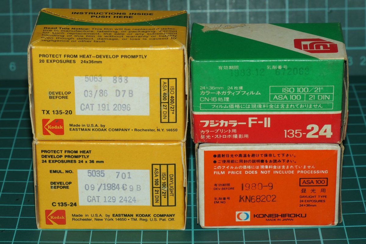 K12E11's tweet photo. 1980年代前半の、各社のカラーネガフィルムなど。
カラーネガフィルム3種類は、なぜか揃って「Ⅱ」を名乗っていました。

私が写真(鉄道写真)に夢中になり始めた頃のラインナップ。
確か1983年頃からコダカラーVR、フジカラーHR、さくらカラーSRにチェンジし、後にさくらカラーはコニカカラーに改称。 https://t.co/TuFDEvreUI