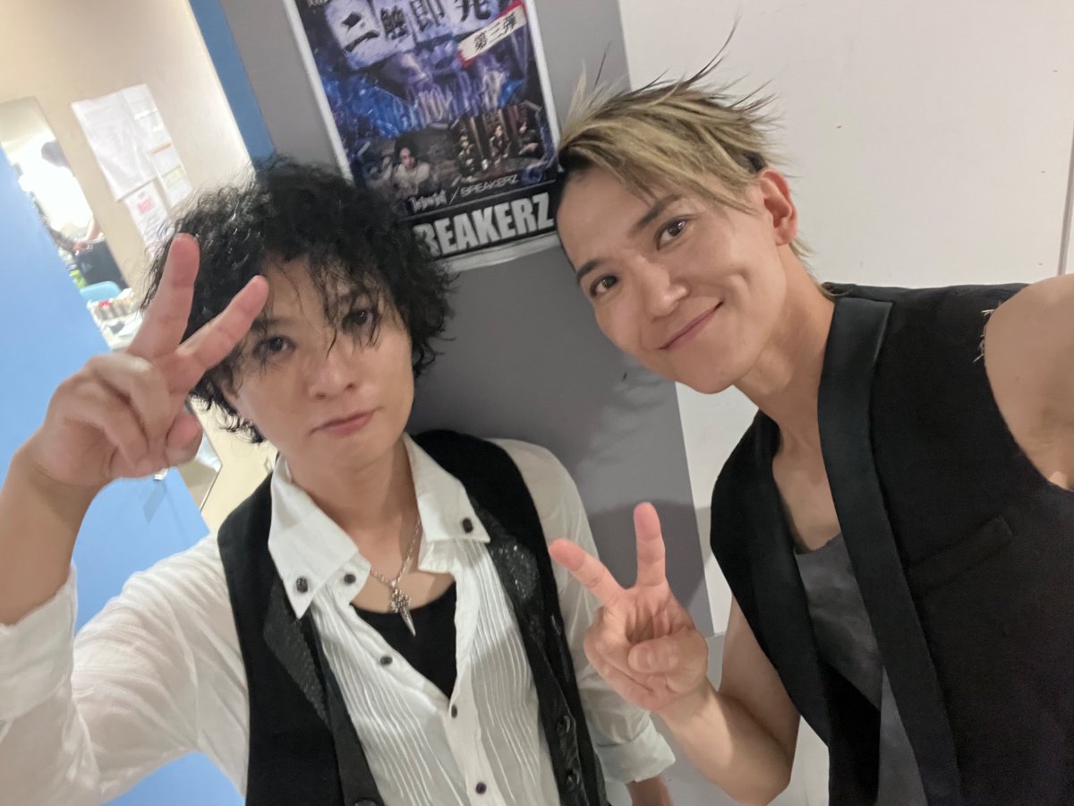 shinpei_brz's tweet photo. 「二触即発」
The Brow Beat × BREAKERZ

めちゃくちゃ楽しかったです！

The Brow Beatのファンの皆さんが温かすぎて、ホームにいるような気持ちでライブできました。

TEAM BRZのみんなは、いつも通り　いやいつも以上にエネルギーを送ってくれてたね　受け取ったよありがとう★

今日は誠くんと！ https://t.co/3zVd1DyTub