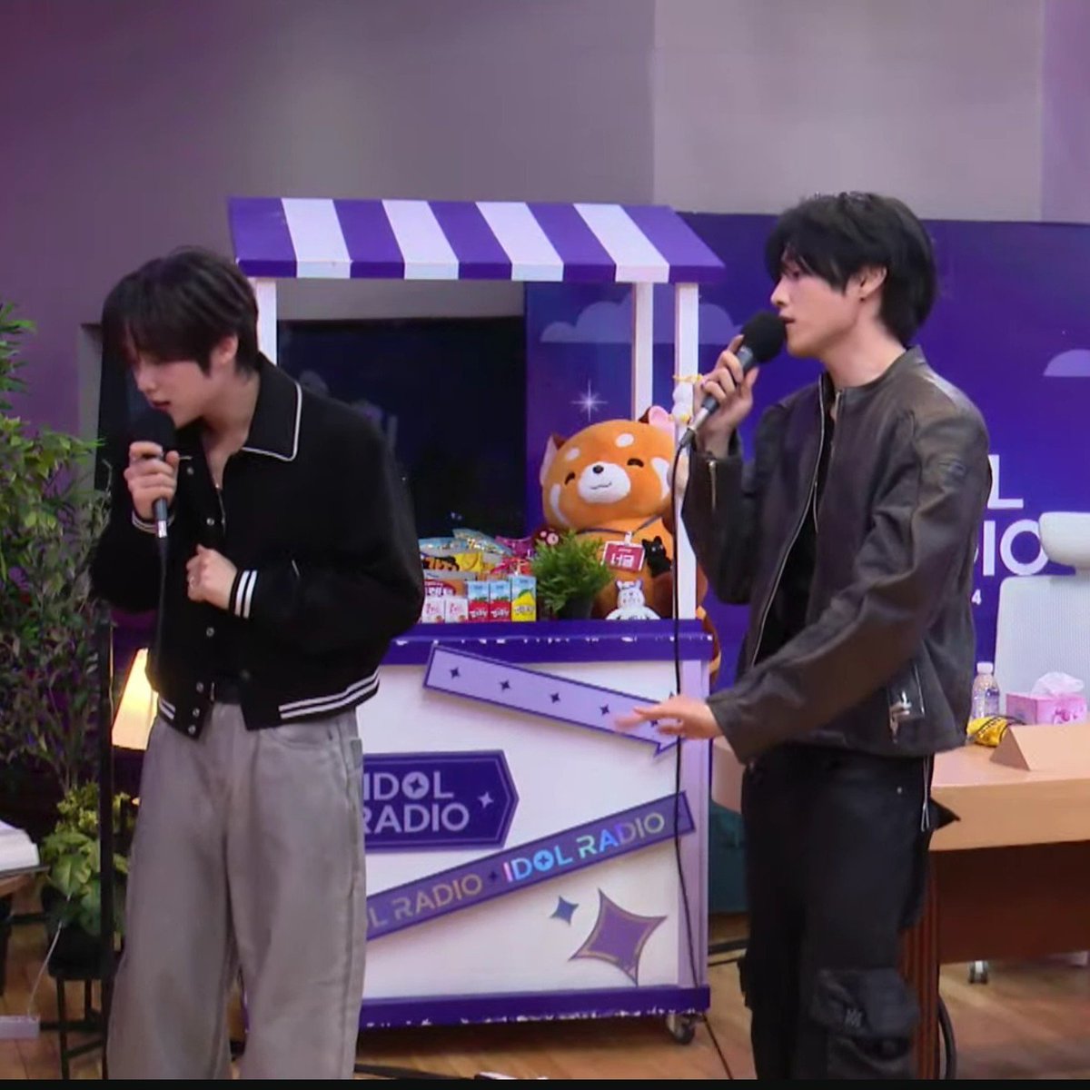 deobimom's tweet photo. awww suncob singing together reminds me of their lives singing together 🥹

#JACOB #제이콥 #SUNWOO #선우 https://t.co/PfrSIjqSft