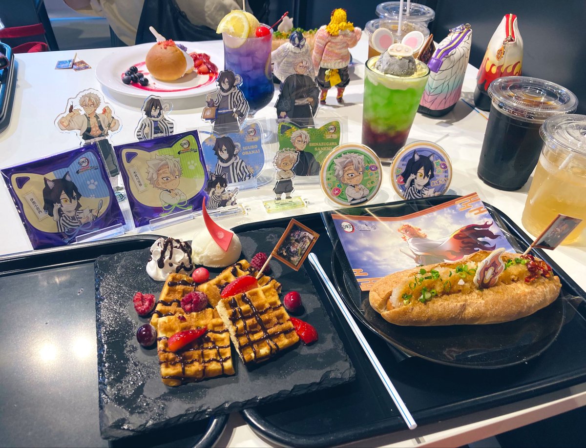 ____megane_____'s tweet photo. 朝からナムコの対応に震えた日💦
友人のおかげでスムーズにカフェに行けて1番の目的の推しコースターゲット！
🔥さんの和風バインミーみたいなホットドッグ美味しすぎて、、またこれだけ食べに行きたいくらい(˶'ᵕ'˶)
あとコースター付きドリンクにコーヒーが選べるのマジで天才！！ありがとうカフェ！ https://t.co/XGJz2wyQ83