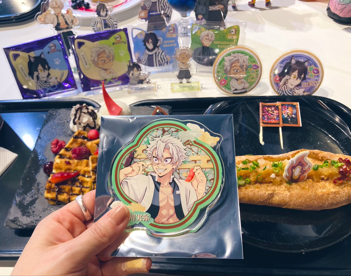 ____megane_____'s tweet photo. 朝からナムコの対応に震えた日💦
友人のおかげでスムーズにカフェに行けて1番の目的の推しコースターゲット！
🔥さんの和風バインミーみたいなホットドッグ美味しすぎて、、またこれだけ食べに行きたいくらい(˶'ᵕ'˶)
あとコースター付きドリンクにコーヒーが選べるのマジで天才！！ありがとうカフェ！ https://t.co/XGJz2wyQ83