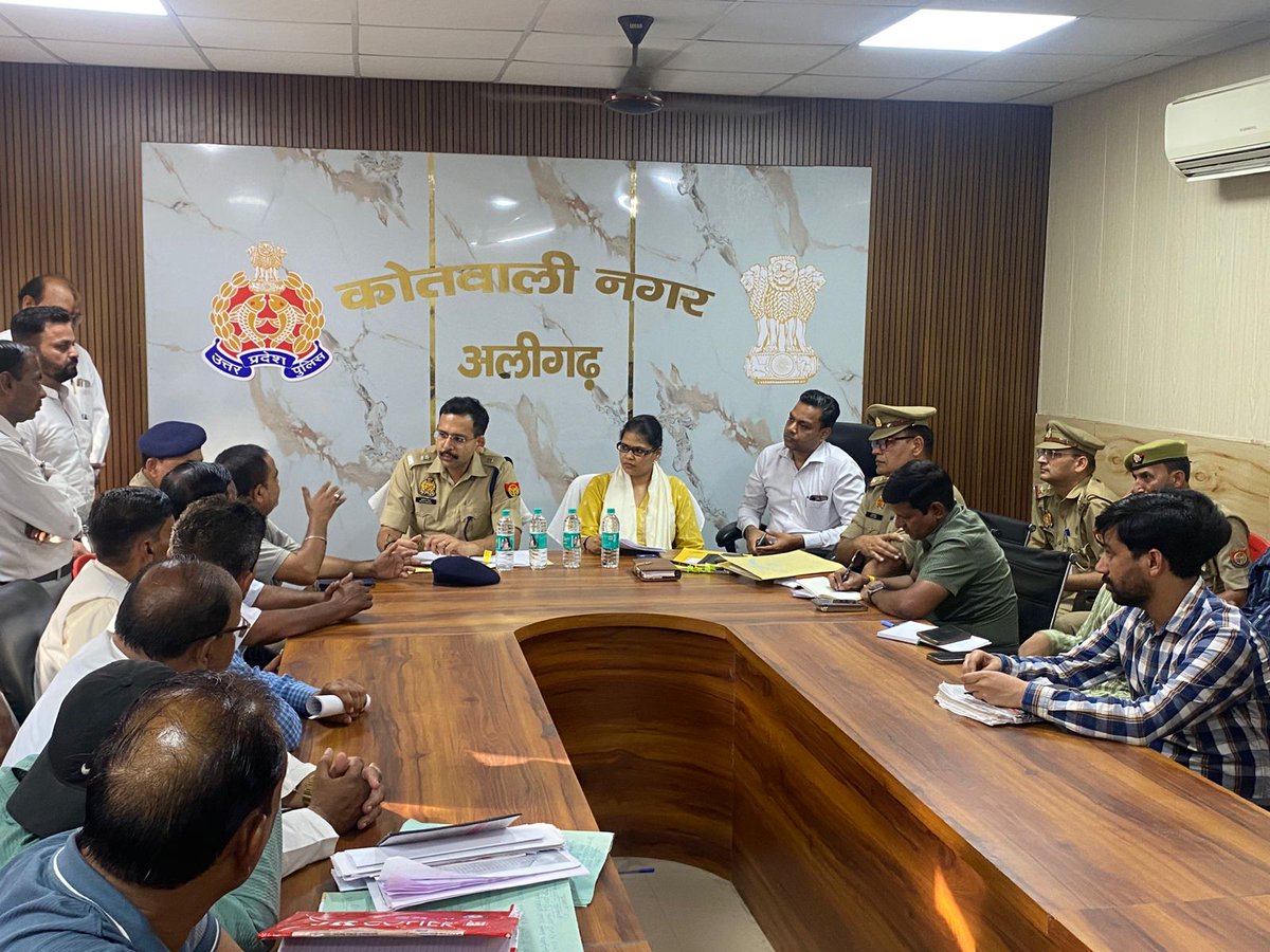 aligarhpolice's tweet photo. #Aligarh । #AligarhPolice
#SP_City एवं #ADM_City द्वारा आगामी मोहर्रम त्योहार के दृष्टिगत थाना कोतवाली नगर पर पीस कमेटी की बैठक की गई आयोजित~
बैठक में उपस्थित लोगों से त्योहार को आपसी भाईचारे, सौहार्द एवं शांति के साथ मनाने तथा किसी भी प्रकार की अफवाह पर ध्यान न देनें की अपील की गई।
#UPPolice