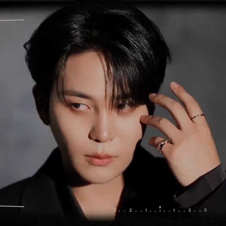 peeka_bear's tweet photo. a hand and a face card, a forehead and some contouring shadows, seriousness and sensuality, all feast for your eyes, this much magnetism but as the camera turns off, jongho has the most unserious, laid-back vibe ever! anyway can a jewelry brand please sponsor jongho!! https://t.co/xxGsJ8dFSO