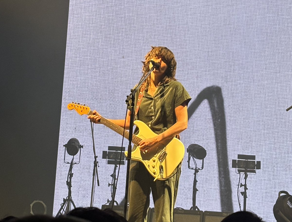 disk_one_'s tweet photo. Courtney Barnett @ Spotify O East

ギター上手くなったなぁ
立ち位置が今回は右側(前回はセンター)になってたのは
シンガーである前に自分はギタリストなんだという意識の表れなのかも
などと思ったり…
そしてとっても楽しそうにギターを弾く姿は相変わらずで嬉しくなっちゃった

#CourtneyBarnett https://t.co/YVVGF39cqZ