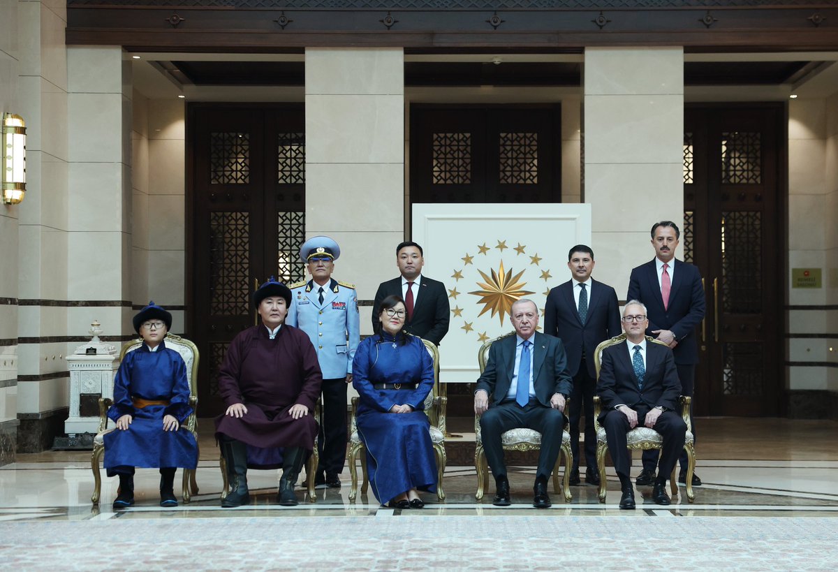 tcbestepe's tweet photo. Cumhurbaşkanımız Sayın @RTErdogan, Moğolistan Büyükelçisi Ochir Lkhagvasuren’i Cumhurbaşkanlığı Külliyesinde kabul etti. 

Kabulde Büyükelçi Lkhagvasuren, Cumhurbaşkanımız Erdoğan’a güven mektubunu sundu. https://t.co/SYK8Tj3fCn