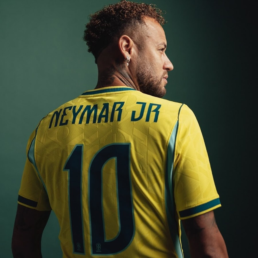 MinDefBahea's tweet photo. Juca Kfoury no Posse de Bola:

"O Neymar não está com risco de se machucar. Ele está machucado, foi convocado machucado e permanece machucado."

@danilolavieri pegou o gancho e fez uma comparação com o Estevão, muito oportuna. 

Se a CBF tivesse decidido levar um jogador lesionado só para o mata-mata, mas que realmente pudesse fazer diferença quando entrasse, isso seria compreensível. 

Não é o caso do Neymar.

"O último grande momento dele talvez tenha sido o gol contra a Croácia." 

Já faz quatro anos.

"Esse é meu ponto principal. Não faz sentido ele estar aqui para jogar dentro de campo. Se ele é importante pro grupo, podia estar aqui sem estar na lista dos 26. Podia estar como auxiliar, chefe de delegação, qualquer coisa do tipo. Mas não ocupando a vaga de um jogador."

E aí vem o que mais incomoda o Danilo:

"O que mais me deixa entristecido nessa análise é pensar que os caras estão fazendo esforço para um jogador que ainda que volte não fará diferença nenhuma."

Ancelotti olha para o time, precisa de soluções, e tem uma solução a menos por escolha própria.

"A pior coisa de toda essa novela foi fazer essa novela para um jogador que não faz diferença nenhuma faz tanto tempo."

Você concorda que o Neymar ocupou uma vaga que poderia ter ido para outro jogador?

🎙️ UOL — link abaixo #Neymar #Estevão #seleçãobrasileira #Copa2026 #futebol #ArnaldoRibeiro #MauroCezar #DaniloLavieri