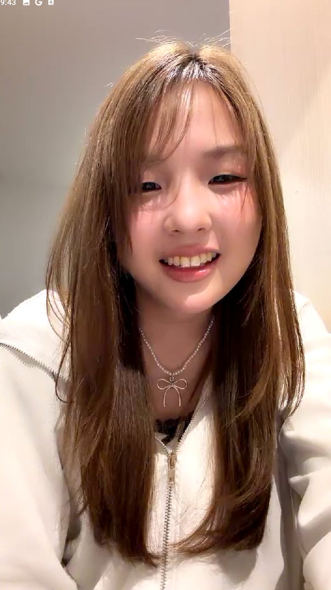 Kuroishi1003's tweet photo. 👮♀️Rekap Live Lingling CGM48 – 16 Juni 2026 🐰
#Rekap48TH #LinglingCGM48 #CGM48
Orig: https://t.co/NdgqiL98iJ
#iAM48Application
- Hari ini nge-live dengan makeup tipis, padahal aslinya dandan lama banget lho. Udah ngilang dari live selama seminggu penuh. Baru aja beres latihan, langsung nge-live
- Ngeluh soal warna rambutnya yang kelihatan agak oranye di kamera. Padahal kalau ngaca langsung pakai mata telanjang, rambutnya masih warna abu-abu. Yakin banget aslinya jauh lebih abu-abu dibandingin yang di kamera. Tebakannya sih gara-gara lampu ruangan yang warnanya kuning atau oranye
- Ngaku kalau akhir-akhir ini mukanya kelihatan ngantuk banget soalnya jam tidurnya berantakan. Sekarang lagi kecanduan banget sama series judulnya "Wu The Series" (Wu Prab Yao)
- Udah nonton sampai episode paling baru, tapi episode hari ini belum sempet ditonton. Hari ini sibuk kerja sama ngajar, makanya belum ada waktu buat nonton episode baru.
- Series Wu ini series Thailand lho ya, bukan dari China kayak yang disangka banyak orang. Diem-diem udah kena spoilerepisode hari ini juga. Kalau series soal pengacara iblis malah belum mulai nonton sama sekali. Emang nggak terlalu suka series yang berat-berat, kayak tema pengacara atau detektif gitu
- Ling lebih suka nonton series fantasi yang bikin rileks dan santai.
- Kehidupan akhir-akhir ini aman lancar jaya, lagi hepi banget bisa nonton series. Belum lanjutin nonton series Qi Long juga nih. Kalau mau nonton series yang bikin mikir, nunggu pas bener-bener luang aja, biar nggak pusing
- Kangen banget sama semua fans karena udah lama nggak live ngobrol-ngobrol. Kagum sama fans yang bisa namatin satu series cuma dalam sehari. Kesepian banget gara-gara nggak ada temen buat fangirlingseries favoritnya
- Excited sama foto profil seragam baru Tim C. Soalnya foto profil ini bakal dipajang di teater buat beberapa tahun ke depan. Nanya ke fans, menurut mereka fotonya kelihatan cantik apa nggak.
- Udah ada pengumuman buat event Tanabata sama Handshake. Ngode nanya, ada yang berencana mau dateng handshakesama dia nggak.
- Akhir-akhir ini lagi hobi banget wisata kuliner. Baru aja pergi makan xiao long bao bareng Nong Prae. Saking pengennya, sampai ngajak Prae pergi makan dari pagi buta
- Berhenti baca novel sementara waktu karena waktunya abis buat nonton series. Tapi novelnya masih ditandain kok, ada niatan buat lanjut baca nanti. Buku novelnya ditinggal di rumah, nggak dibawa ke Chiang Mai
- Deg-degan banget bentar lagi mau rilis singlebaru. Nggak mau ngasih spoiler soal baju senbatsu. Peringatin fans biar nggak usah mancing-mancing nanya, soalnya emang beneran belum liat bajunya
- Niatnya hari ini live-nya nggak mau lama-lama, maksimal sampai jam 23:40 aja. Habis live kelar, rencananya mau lanjut makan roti sai mai
- Ngesir beneran nggak bohong soal belum liat baju baru, emang beneran gatau apa-apa.
- Udah ngerencanain habis live mau nyemil sambil nonton series, asik banget
- Hari ini lagi hoki, pas main game nggak kena hukuman sama sekali. Malah seneng banget karena selamat dan dapet giliran ngehukum orang lain
- Ngajakin fans yang lagi liburan ke Chiang Mai buat mampir ketemu di event. Event Tanabata tahun ini kegiatannya banyak banget lho. Ada aktivitas One Shot, tempel tato, sampai lipat bintang. Nanti para member bakal pakai yukata, terus ada sesi Group Photo juga
- Pengen banget liat fans warnain rambut jadi pink pas dateng ke event
- Ngeracunin fans buat ikutan semua kegiatannya dan di-gas aja.
- Bulan depan (Juli) udah masuk bulan ulang tahunnya lho. Ulang tahunnya tanggal 20 Juli, ngingetin fans dari sekarang nih. Ngeluh bentar lagi umur 24, tapi kalau ngisi data bilangnya masih 23, ling nggak mau tua
- Kalau ikutan aktivitas lipat bintang, fans bisa bawa pulang bintangnya buat kenang-kenangan
- Saking lamanya ngilang nggak live, ibunya sampai chat nanya lagi sakit apa nggak. Akhirnya ngaku ke ibunya kalau nggak sakit, cuma keranjingan nonton series aja
- Jadwal latihan lagi padet banget, ada latihan stagesama buat acara pembukaan.
- Stage kali ini bakal jadi versi upgradelho, perdana tampil sebagai Tim C. Ngerasa sekarang udah lebih berani tampil dan nggak sekaku dulu. Ngajakin semuanya buruan war tiket buat nonton stagebiar pada bisa liat foto profil barunya yang dipajang di teater juga
- Cerita kalau sering dibilang mukanya kelihatan jutek atau sedih kalau difoto. Jelasin kalau aslinya dia emang kurang pede sama senyumnya sendiri pas difoto. Makanya lebih suka foto pas lagi pasang muka datar daripada pas lagi senyum. Kalau diperhatiin, makanya foto profilnya jarang banget ada yang senyum. Buat sekarang sih paling suka sama foto profil dari lagu "Totsuzen Do Love Me"
- Akhir-akhir ini banyak yang muji warna rambut barunya bikin dia kelihatan makin cantik. Menurut dia, rambut hitam bikin muka kelihatan lebih putih, tapi rambut warna ini bikin muka lebih soft dan cocok buat makeup tipis
- Ngerasa akhir-akhir ini hidupnya lagi bahagia dan hepi banget. Lagi fokus sama masa sekarang, berhenti pusingin masa depan, dan cuma mikirin orang-orang yang support dan sayang sama dia