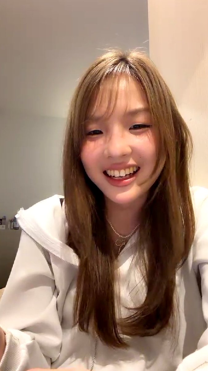 Kuroishi1003's tweet photo. 👮♀️Rekap Live Lingling CGM48 – 16 Juni 2026 🐰
#Rekap48TH #LinglingCGM48 #CGM48
Orig: https://t.co/NdgqiL98iJ
#iAM48Application
- Hari ini nge-live dengan makeup tipis, padahal aslinya dandan lama banget lho. Udah ngilang dari live selama seminggu penuh. Baru aja beres latihan, langsung nge-live
- Ngeluh soal warna rambutnya yang kelihatan agak oranye di kamera. Padahal kalau ngaca langsung pakai mata telanjang, rambutnya masih warna abu-abu. Yakin banget aslinya jauh lebih abu-abu dibandingin yang di kamera. Tebakannya sih gara-gara lampu ruangan yang warnanya kuning atau oranye
- Ngaku kalau akhir-akhir ini mukanya kelihatan ngantuk banget soalnya jam tidurnya berantakan. Sekarang lagi kecanduan banget sama series judulnya "Wu The Series" (Wu Prab Yao)
- Udah nonton sampai episode paling baru, tapi episode hari ini belum sempet ditonton. Hari ini sibuk kerja sama ngajar, makanya belum ada waktu buat nonton episode baru.
- Series Wu ini series Thailand lho ya, bukan dari China kayak yang disangka banyak orang. Diem-diem udah kena spoilerepisode hari ini juga. Kalau series soal pengacara iblis malah belum mulai nonton sama sekali. Emang nggak terlalu suka series yang berat-berat, kayak tema pengacara atau detektif gitu
- Ling lebih suka nonton series fantasi yang bikin rileks dan santai.
- Kehidupan akhir-akhir ini aman lancar jaya, lagi hepi banget bisa nonton series. Belum lanjutin nonton series Qi Long juga nih. Kalau mau nonton series yang bikin mikir, nunggu pas bener-bener luang aja, biar nggak pusing
- Kangen banget sama semua fans karena udah lama nggak live ngobrol-ngobrol. Kagum sama fans yang bisa namatin satu series cuma dalam sehari. Kesepian banget gara-gara nggak ada temen buat fangirlingseries favoritnya
- Excited sama foto profil seragam baru Tim C. Soalnya foto profil ini bakal dipajang di teater buat beberapa tahun ke depan. Nanya ke fans, menurut mereka fotonya kelihatan cantik apa nggak.
- Udah ada pengumuman buat event Tanabata sama Handshake. Ngode nanya, ada yang berencana mau dateng handshakesama dia nggak.
- Akhir-akhir ini lagi hobi banget wisata kuliner. Baru aja pergi makan xiao long bao bareng Nong Prae. Saking pengennya, sampai ngajak Prae pergi makan dari pagi buta
- Berhenti baca novel sementara waktu karena waktunya abis buat nonton series. Tapi novelnya masih ditandain kok, ada niatan buat lanjut baca nanti. Buku novelnya ditinggal di rumah, nggak dibawa ke Chiang Mai
- Deg-degan banget bentar lagi mau rilis singlebaru. Nggak mau ngasih spoiler soal baju senbatsu. Peringatin fans biar nggak usah mancing-mancing nanya, soalnya emang beneran belum liat bajunya
- Niatnya hari ini live-nya nggak mau lama-lama, maksimal sampai jam 23:40 aja. Habis live kelar, rencananya mau lanjut makan roti sai mai
- Ngesir beneran nggak bohong soal belum liat baju baru, emang beneran gatau apa-apa.
- Udah ngerencanain habis live mau nyemil sambil nonton series, asik banget
- Hari ini lagi hoki, pas main game nggak kena hukuman sama sekali. Malah seneng banget karena selamat dan dapet giliran ngehukum orang lain
- Ngajakin fans yang lagi liburan ke Chiang Mai buat mampir ketemu di event. Event Tanabata tahun ini kegiatannya banyak banget lho. Ada aktivitas One Shot, tempel tato, sampai lipat bintang. Nanti para member bakal pakai yukata, terus ada sesi Group Photo juga
- Pengen banget liat fans warnain rambut jadi pink pas dateng ke event
- Ngeracunin fans buat ikutan semua kegiatannya dan di-gas aja.
- Bulan depan (Juli) udah masuk bulan ulang tahunnya lho. Ulang tahunnya tanggal 20 Juli, ngingetin fans dari sekarang nih. Ngeluh bentar lagi umur 24, tapi kalau ngisi data bilangnya masih 23, ling nggak mau tua
- Kalau ikutan aktivitas lipat bintang, fans bisa bawa pulang bintangnya buat kenang-kenangan
- Saking lamanya ngilang nggak live, ibunya sampai chat nanya lagi sakit apa nggak. Akhirnya ngaku ke ibunya kalau nggak sakit, cuma keranjingan nonton series aja
- Jadwal latihan lagi padet banget, ada latihan stagesama buat acara pembukaan.
- Stage kali ini bakal jadi versi upgradelho, perdana tampil sebagai Tim C. Ngerasa sekarang udah lebih berani tampil dan nggak sekaku dulu. Ngajakin semuanya buruan war tiket buat nonton stagebiar pada bisa liat foto profil barunya yang dipajang di teater juga
- Cerita kalau sering dibilang mukanya kelihatan jutek atau sedih kalau difoto. Jelasin kalau aslinya dia emang kurang pede sama senyumnya sendiri pas difoto. Makanya lebih suka foto pas lagi pasang muka datar daripada pas lagi senyum. Kalau diperhatiin, makanya foto profilnya jarang banget ada yang senyum. Buat sekarang sih paling suka sama foto profil dari lagu "Totsuzen Do Love Me"
- Akhir-akhir ini banyak yang muji warna rambut barunya bikin dia kelihatan makin cantik. Menurut dia, rambut hitam bikin muka kelihatan lebih putih, tapi rambut warna ini bikin muka lebih soft dan cocok buat makeup tipis
- Ngerasa akhir-akhir ini hidupnya lagi bahagia dan hepi banget. Lagi fokus sama masa sekarang, berhenti pusingin masa depan, dan cuma mikirin orang-orang yang support dan sayang sama dia