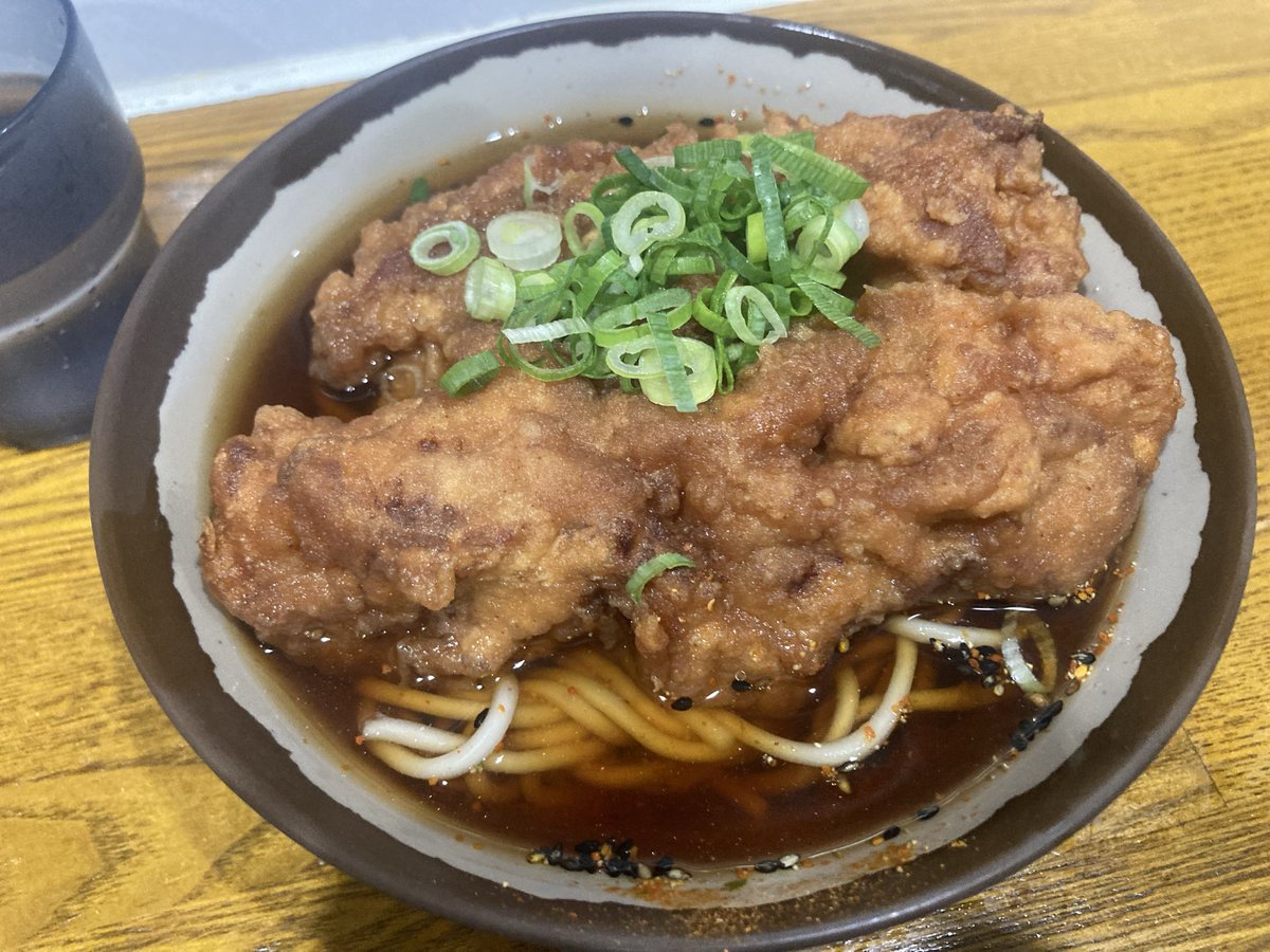 1962nemo's tweet photo. 北千住に行った帰り道、これが食べたくてお腹空かして帰ってきた。唐揚げ（2個）そば、、、
#唐揚げ　#唐揚げそば　#我孫子駅　#弥生軒 https://t.co/mCOrkk2OXp