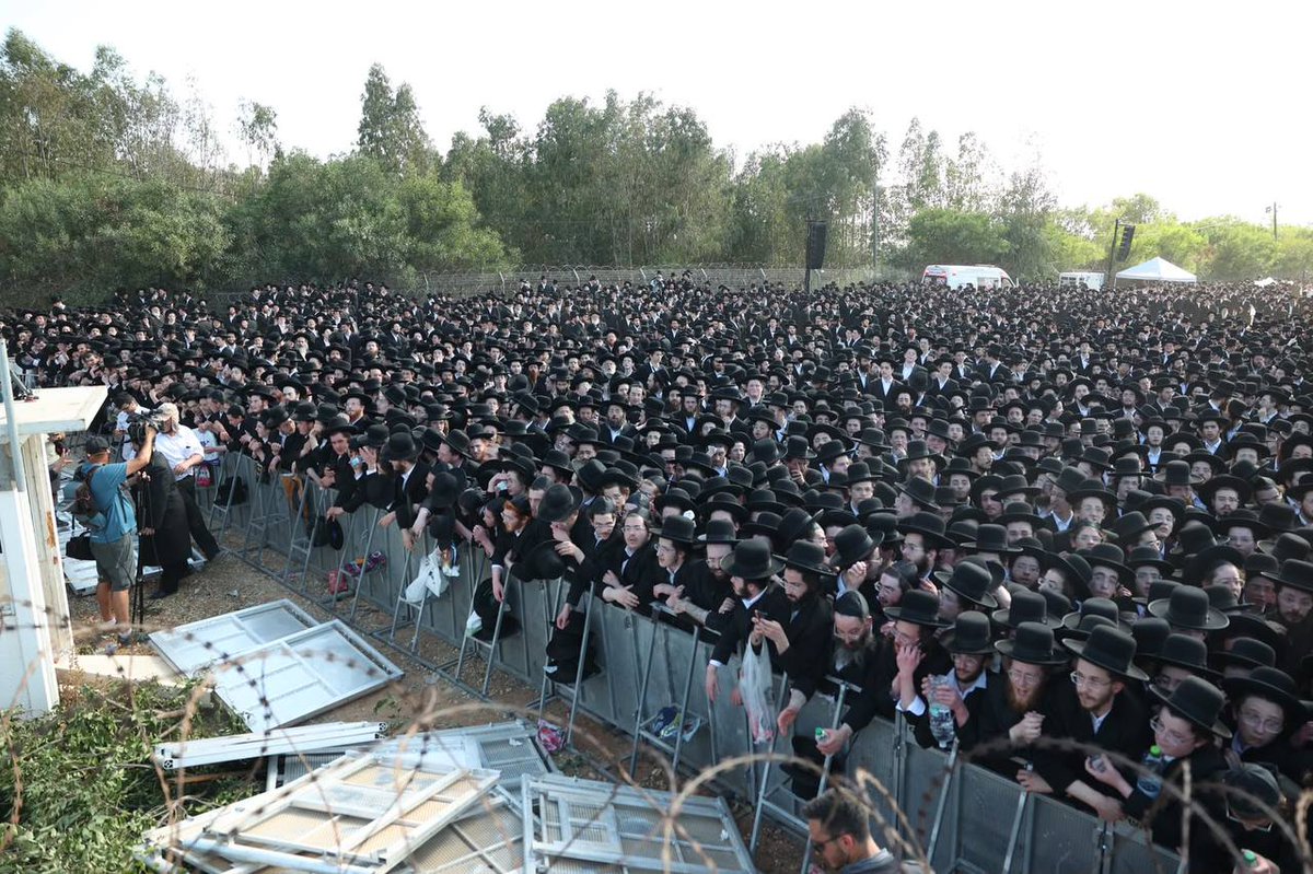 AmitSegal's tweet photo. Crowds of Gur Hasidim gathered outside Prison 10 following the arrest of a draft evader from the Hasidic community. https://t.co/FcmEVHlUY5