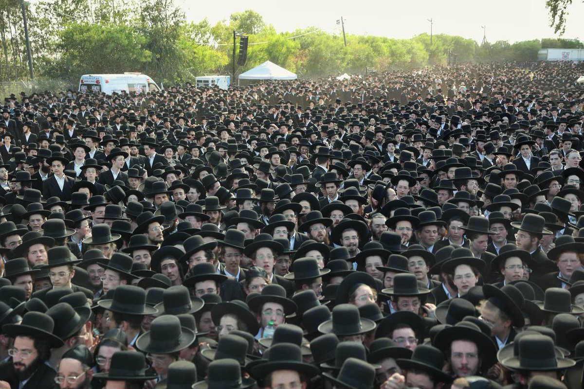 AmitSegal's tweet photo. Crowds of Gur Hasidim gathered outside Prison 10 following the arrest of a draft evader from the Hasidic community. https://t.co/FcmEVHlUY5