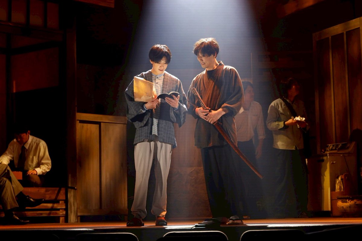 miyaomu's tweet photo. 宮下貴浩×私オム プロデュース
第11回公演
『#偽たモノ』

スタッフを含めたすべての撤収作業が終了し、これにて偽たモノは無事終幕となりました🙇‍♂️
なによりご来場くださったお客様、ご声援を届けてくださった皆様。そして作品を支えてくださったキャスト・スタッフの皆様に、心より感謝申し上げます✨

偽たモノは、昭和45年頃という時代を生きる人々の姿を通して、本物とは何か、偽物とは何か、向き合った物語でした。
この作品を通して出会えた景色や、皆様からいただいた拍手やお言葉のひとつひとつ、すべてが我々の歩みを支えてくれる大きな力となりました。
本当にありがとうございました🥹

今作を通して改めて感じたのは
大切なのはやはり心だということです。
どれだけ時代が変わっても
人と人とを繋ぐのは心。
これからもその想いを大切に
覚悟と志を持って真摯に作品を創り続けていきたいと思っております。

第12回公演は2026年11月末上演予定。
また劇場でお会いできる日を
心より楽しみにしております。

たくさんのご声援を
本当にありがとうございました。

宮オム