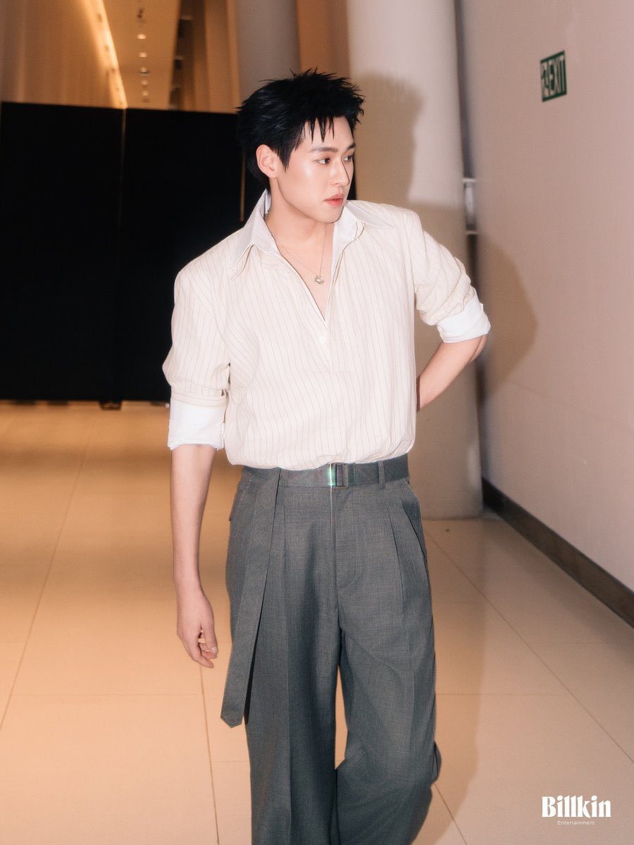 adorekrit's tweet photo. i hope he knows hes the most handsome man alive (he knows 😎)

BILLKIN X GDH CONCERT
#GDHโตมาด้วยกันคอนเสิร์ต  
#bbillkin https://t.co/BwtEsTZWOi