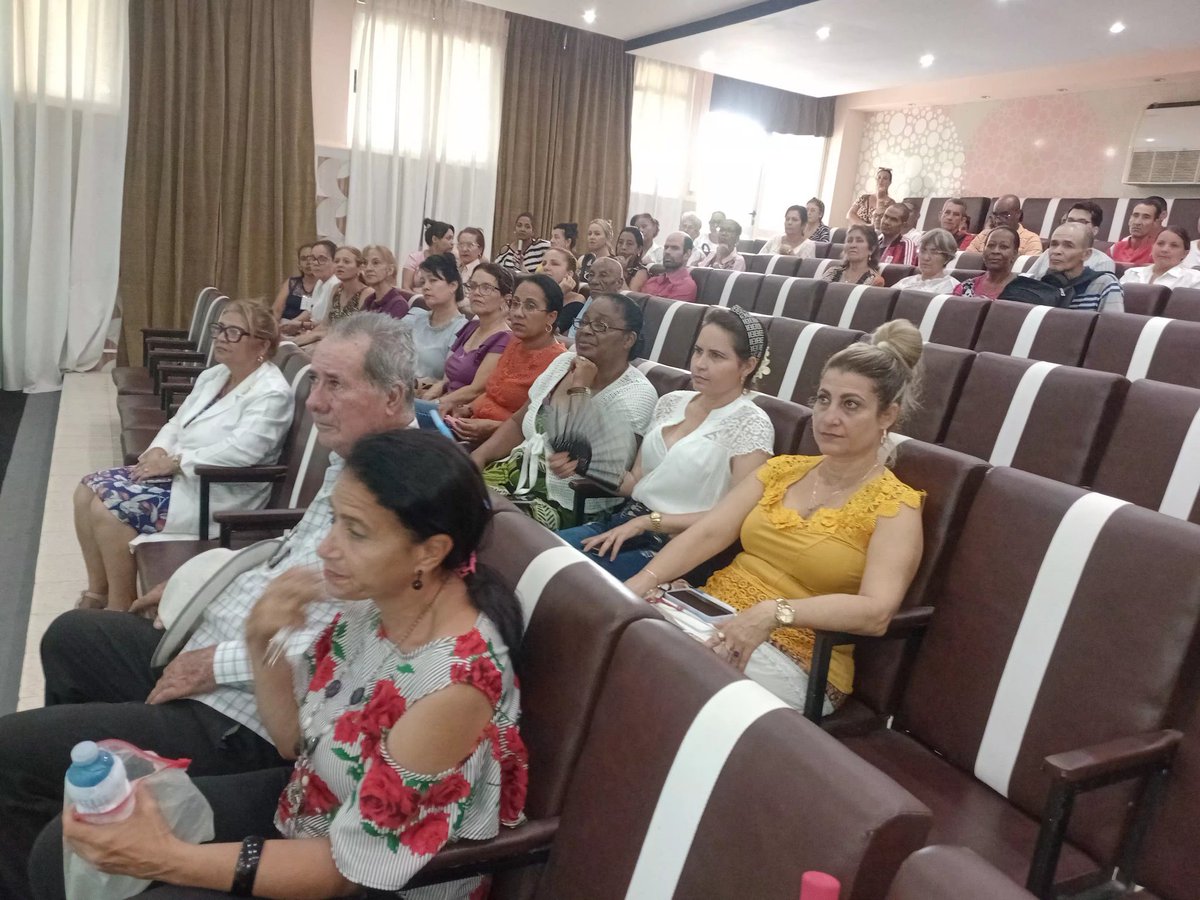 FILOSOFAEH21721's tweet photo. Se desarrolla en nuestra #UCMLT matutino especial dedicada a recordar la figuras de Antonio Maceo y Ernesto Guevara, además se transmitió las más calida felicitación a todos los padres.
#RaúlEsRaúl 
#95DeRaúl 
#CubaEstáFirme 
#CubaVencerá 
#100AñosConFidel https://t.co/TwxUJmJ884