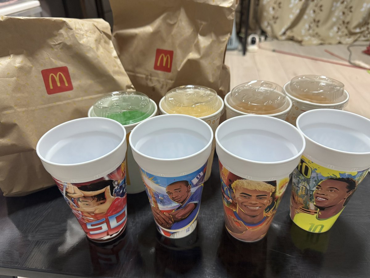 Mirchan5's tweet photo. 4種買いました笑🍔🍟
マクドで5700円払うたよ笑
あとはベッカム当てなあかん🏴󠁧󠁢󠁥󠁮󠁧󠁿
グリマスはどっちでもいい笑

#マクド #ワールドカップ https://t.co/f3Ym9C4BvG