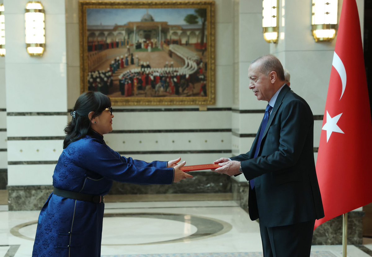 Communications's tweet photo. President Recep Tayyip Erdoğan received Ambassador Ochir Lkhagvasuren of Mongolia at the Presidential Complex.

At the meeting, Ambassador Lkhagvasuren presented her letter of credence to President Erdoğan. https://t.co/lfIX0Oi2CN