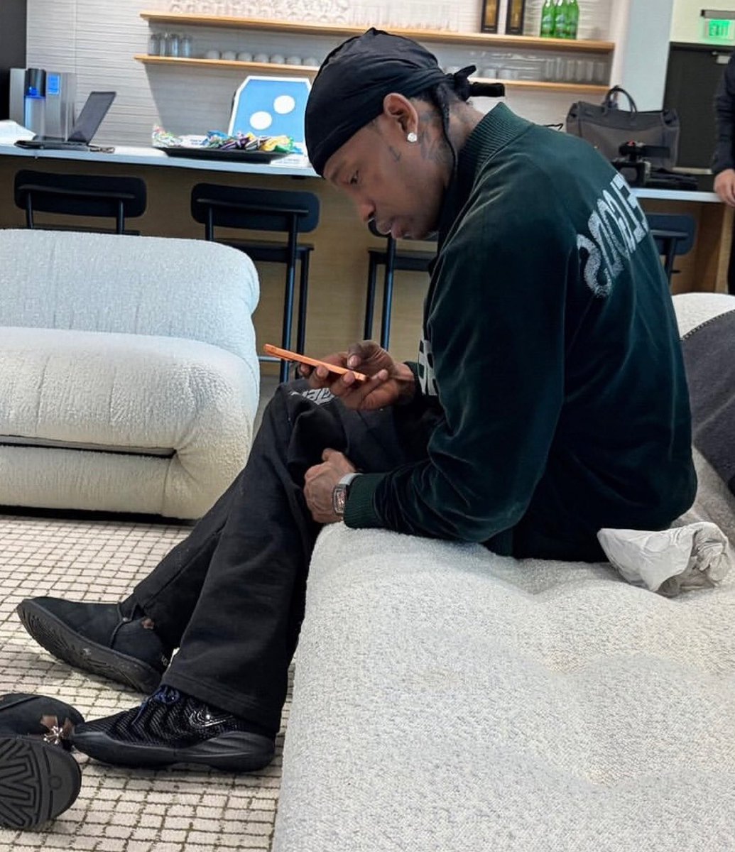 Travis Scott shows off a “Triple Black” Nike Caitlin 1 🌵 📸: @trvisXX Travis Scott shows off a “Triple Black” Nike Caitlin 1 🌵 📸: @trvisXX