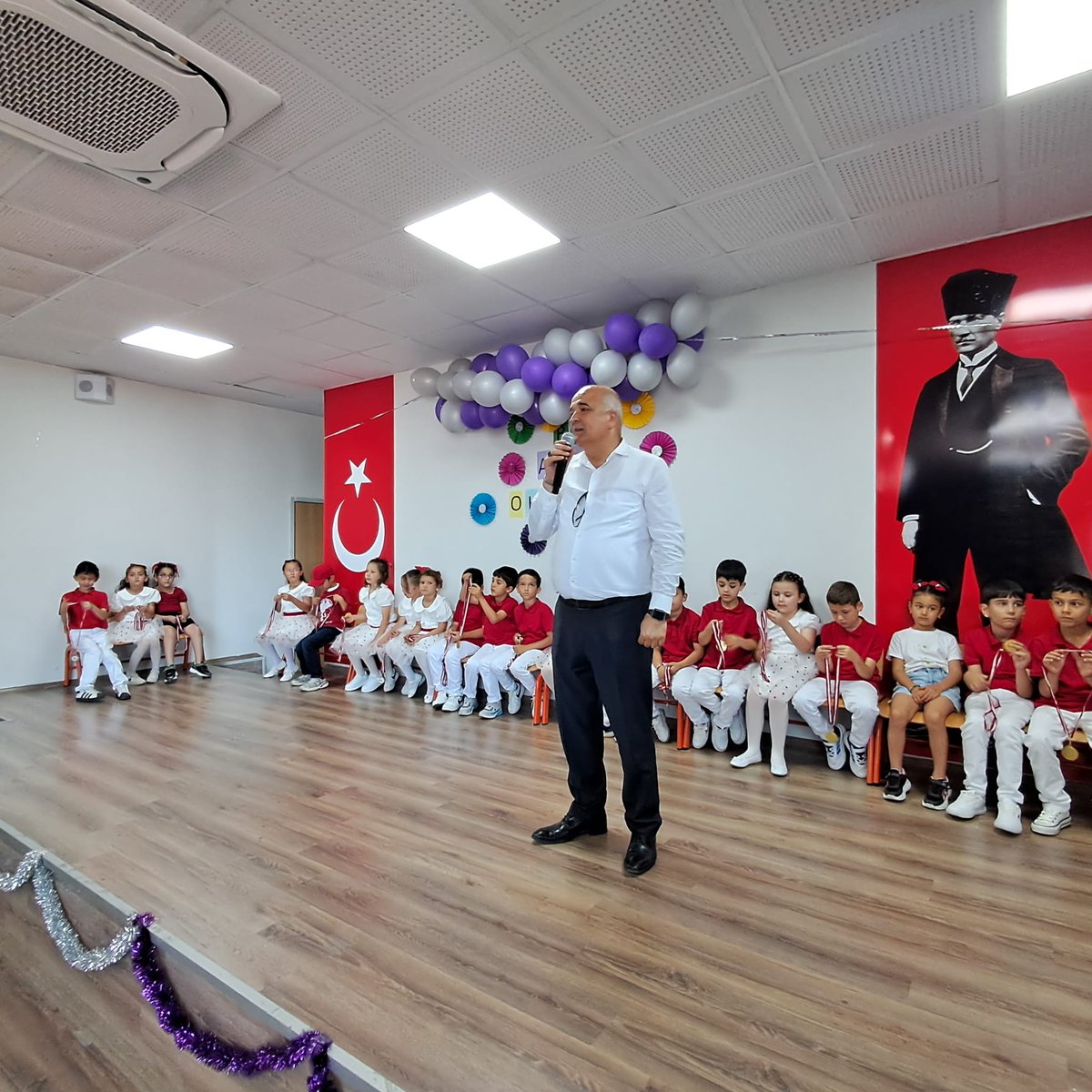 alaplimem's tweet photo. Miniklerin Okuma Sevinci Görülmeye Değerdi! 🎓✨

Ahmet Zeki Atalay İlkokulu 1/C sınıfı öğrencilerimiz, eğitim hayatlarının ilk önemli dönüm noktasını başarıyla geride bırakarak "Okuma Bayramı" etkinliği düzenledi. Okuma-yazma serüvenlerini muhteşem bir programla taçlandıran miniklerimiz, büyük bir heyecan ve gurur yaşadı.

İlçe Milli Eğitim Müdürümüz Sayın Cevat Çevik ve Şube Müdürümüz Sayın Yakup Keleş, bu özel günde öğrencilerimizi yalnız bırakmayarak heyecanlarına ortak oldular.

Şiirlerin okunduğu, rengarenk gösterilerin sahnelendiği ve velilerimizin duygu dolu anlar yaşadığı programda; İlçe Milli Eğitim Müdürümüz Cevat Çevik ve şube müdürlerimiz öğrencilerin başarısını kutlayan tebrik konuşmaları gerçekleştirerek çocuklarımızın azmini ve gayretini takdir ettiler.

Velilerimizin yoğun ilgi gösterdiği ve hafızalarda unutulmaz bir hatıra bırakan bu güzel programda emeği geçen tüm öğretmenlerimizi, velilerimizi ve geleceğimizin teminatı olan sevgili öğrencilerimizi gönülden tebrik ediyoruz. 👏🌸

@tcmeb @Yusuf__Tekin @uygarkeskin @cevatcevik67