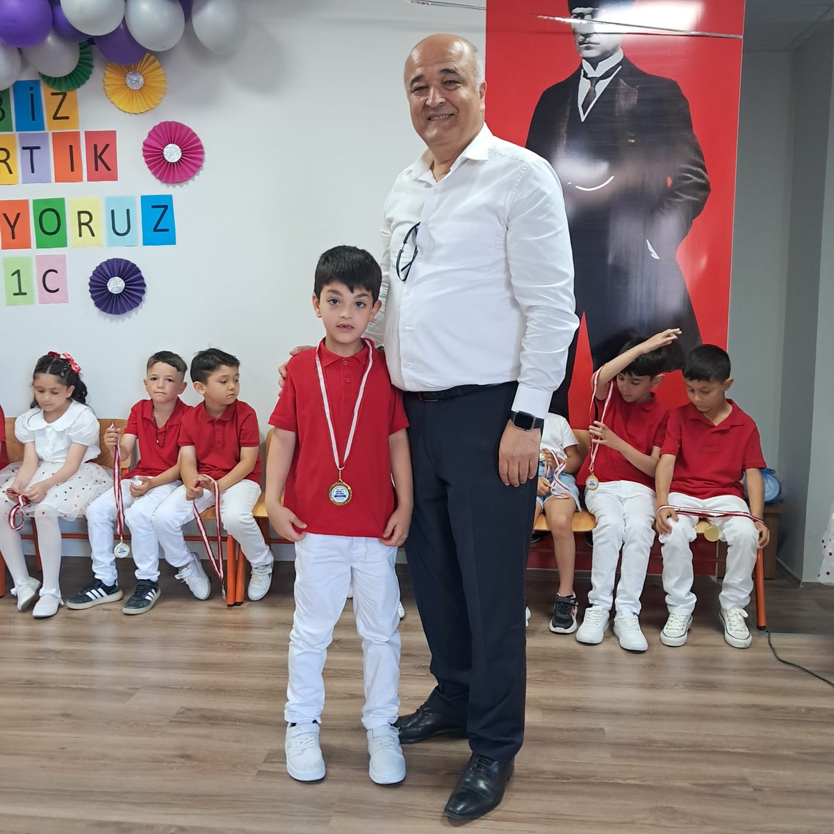 alaplimem's tweet photo. Miniklerin Okuma Sevinci Görülmeye Değerdi! 🎓✨

Ahmet Zeki Atalay İlkokulu 1/C sınıfı öğrencilerimiz, eğitim hayatlarının ilk önemli dönüm noktasını başarıyla geride bırakarak "Okuma Bayramı" etkinliği düzenledi. Okuma-yazma serüvenlerini muhteşem bir programla taçlandıran miniklerimiz, büyük bir heyecan ve gurur yaşadı.

İlçe Milli Eğitim Müdürümüz Sayın Cevat Çevik ve Şube Müdürümüz Sayın Yakup Keleş, bu özel günde öğrencilerimizi yalnız bırakmayarak heyecanlarına ortak oldular.

Şiirlerin okunduğu, rengarenk gösterilerin sahnelendiği ve velilerimizin duygu dolu anlar yaşadığı programda; İlçe Milli Eğitim Müdürümüz Cevat Çevik ve şube müdürlerimiz öğrencilerin başarısını kutlayan tebrik konuşmaları gerçekleştirerek çocuklarımızın azmini ve gayretini takdir ettiler.

Velilerimizin yoğun ilgi gösterdiği ve hafızalarda unutulmaz bir hatıra bırakan bu güzel programda emeği geçen tüm öğretmenlerimizi, velilerimizi ve geleceğimizin teminatı olan sevgili öğrencilerimizi gönülden tebrik ediyoruz. 👏🌸

@tcmeb @Yusuf__Tekin @uygarkeskin @cevatcevik67