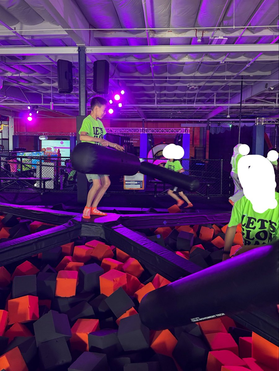 thetokkunch's tweet photo. とっくんはお友達ができて一緒に遊びましたー
.
.
.
.

#LA #skyzone #海外生活　#とっくん #運動　#友達 https://t.co/eyyMqTdXHm