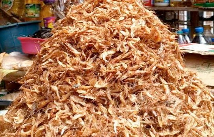 DedayoRoots's tweet photo. Crayfish (edé) is one of the most calcium-dense whole foods available in Nigeria.

100g dried crayfish = 1,500mg calcium which more than a litre of cow's milk.

Plus: phosphorus, magnesium, and zinc in the ratios required for calcium absorption and bone mineralization.

Western nutrition says: drink milk for bone health.

The calcium in cow's milk has approximately 32% absorption rate.

Calcium from marine sources in the presence of natural co-factors: significantly higher bioavailability.

Your grandmother put crayfish in everything.

Not for taste but for architecture.

She was building bone.

Who does your family put in charge of the soup pot?

Whoever it is, make sure they see this. Tag them. 👇