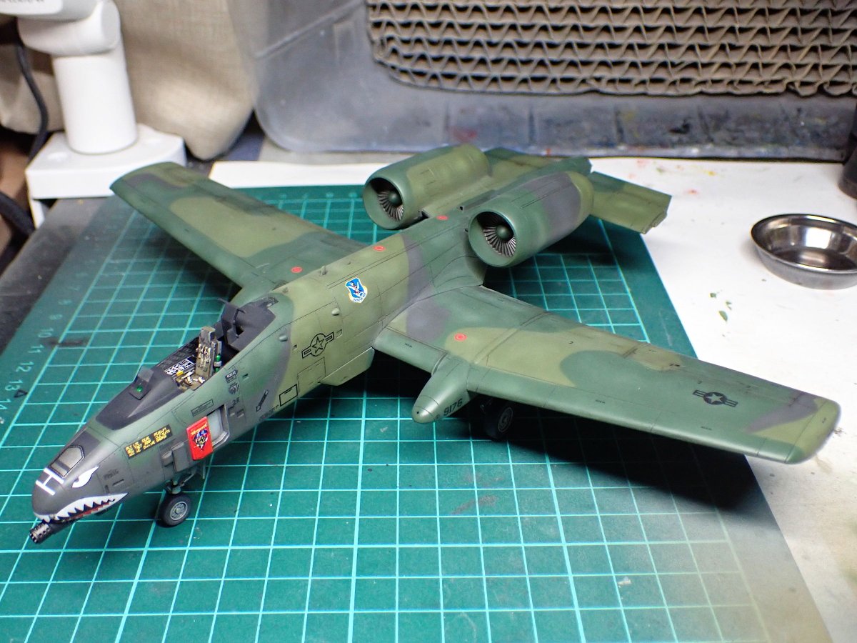 gorimodeler's tweet photo. 脚周りパーツを機体に接着、地に足がつきました。
脚柱とカバーをつなぐリンクロッドを簡単ながら伸ばしランナーで追加。
各種武装を懸下、ドッサリ爆装でにんまり😊
#軍団26カミナリ祭
#A10A
#72lab https://t.co/h316wDfr2n