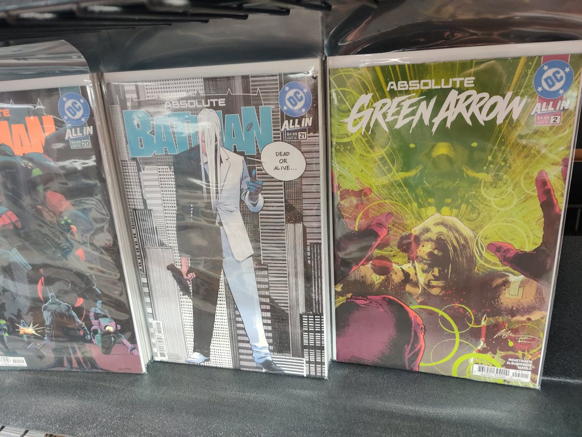 CompleteInBox's tweet photo. It's Wedneday -- New Comic Book Day at Complete in Box Video Games! There's some really popular new books out, including the new issues of Absolute Batman and Absolute Green Arrow!

Also new: Battle Beast, Sonic the Hedgehog, Amazing Spider-Man &amp; more! https://t.co/ul5bscXcUK
