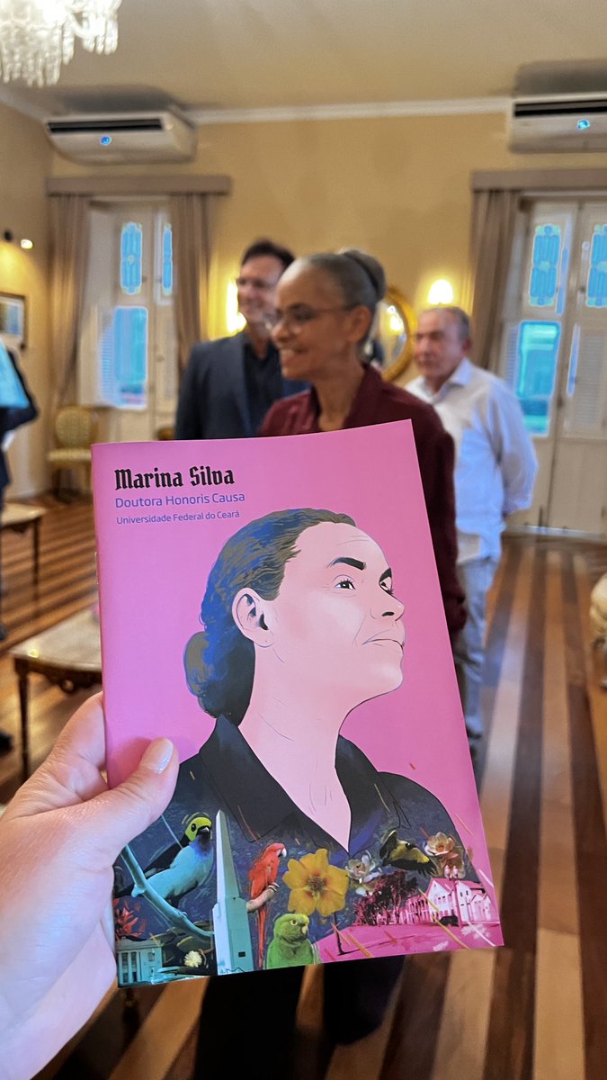 MarinaSilva's tweet photo. A menina que cresceu no interior da floresta amazônica e foi alfabetizada aos 16 anos jamais poderia imaginar um momento como este. Recebi, com profunda gratidão, o título de Doutora Honoris Causa pela Universidade Federal do Ceará, terra natal da minha família e parte importante da minha identidade.

Não recebo essa honraria sozinha. Trago comigo meus pais, Pedro Agostinho e Maria Augusta, minha avó Júlia, os ensinamentos do meu tio Pedro Mendes, Chico Mendes, os povos indígenas, as comunidades tradicionais e tantas pessoas que estiveram ao meu lado até aqui.

Sempre digo que minha vida foi salva pela generosidade das pessoas e pela educação. Foi nela que encontrei caminhos para compreender o mundo e transformá-lo.

Fiquei emocionada com as palavras do reitor Custódio e da professora Lidriana, que lembraram a poronga como símbolo da educação que ilumina caminhos e destacaram a importância de construir pontes entre saberes e gerações.

Este título soma-se às honrarias concedidas pela UFBA e pela Academia Chinesa de Silvicultura. Recebo cada uma delas como reconhecimento das causas que represento e da união entre ciência e saberes tradicionais.

À Universidade Federal do Ceará, minha imensa gratidão.

Agradeço ao reitor Custódio Almeida, à vice-reitora Diana Azevedo, ao pró-reitor Davi Romero, a João Alfredo Telles Melo, ao professor Dimas de Oliveira Costa, ao secretário Weibe Tapeba, à deputada Luizianne Lins, ao deputado Renato Roseno, à professora Lidriana Pinheiro, aos amigos, amigas e familiares que compartilharam este momento.